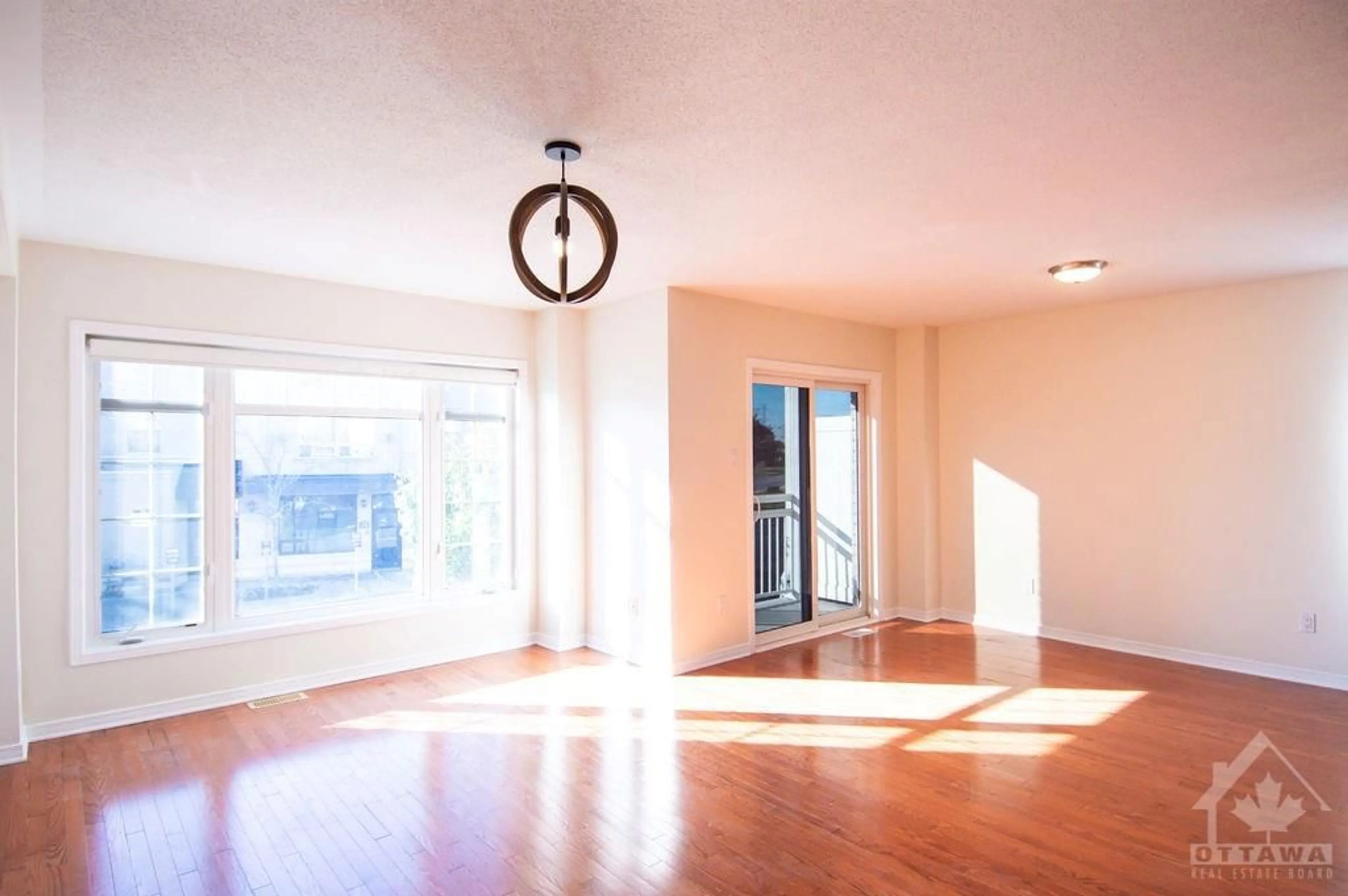 Indoor entryway, wood floors for 133 CORINTH Pvt, Ottawa Ontario K2E 0A8