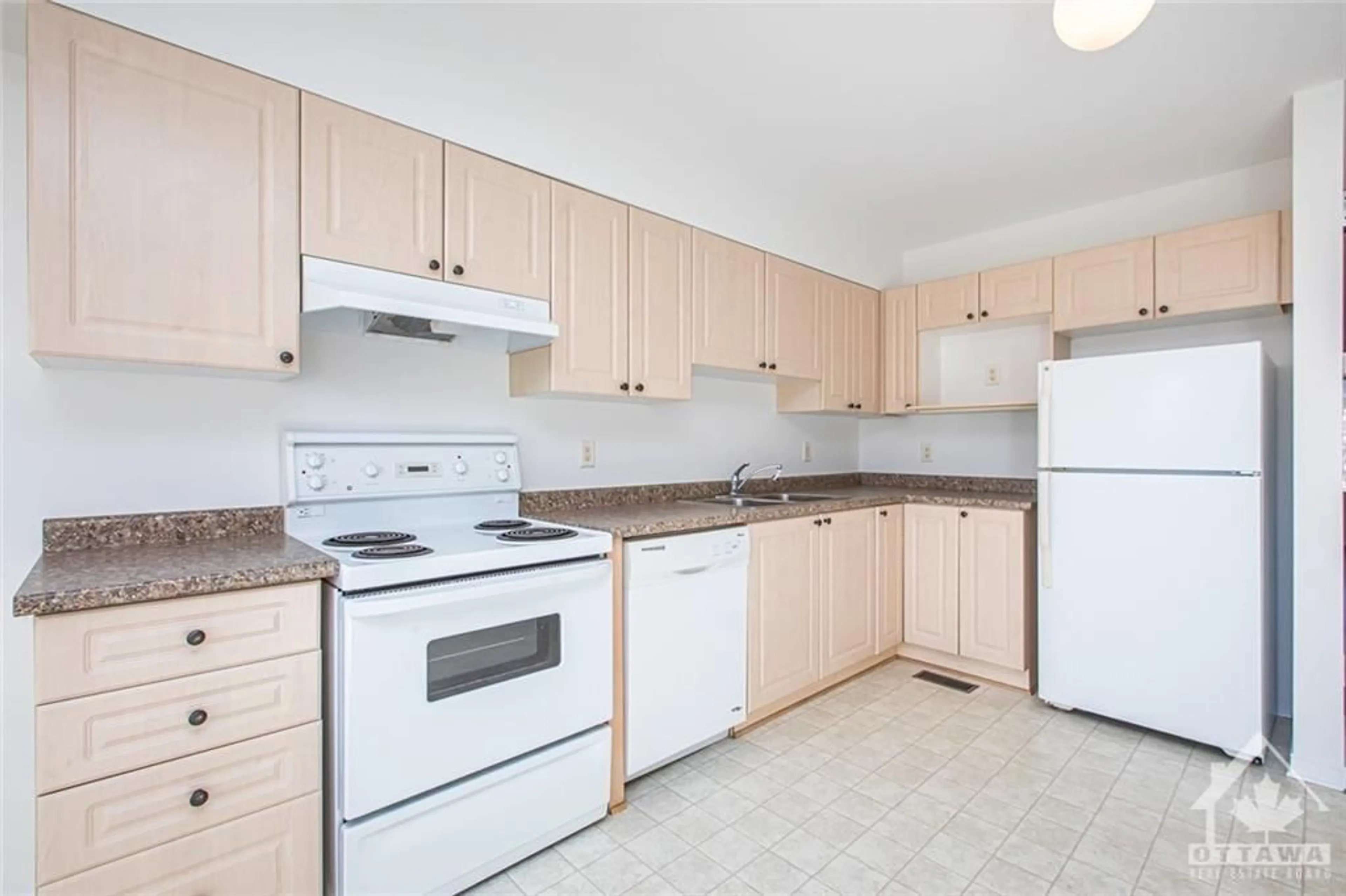 Standard kitchen for 104 MANHATTAN Cres, Ottawa Ontario K2C 4B7