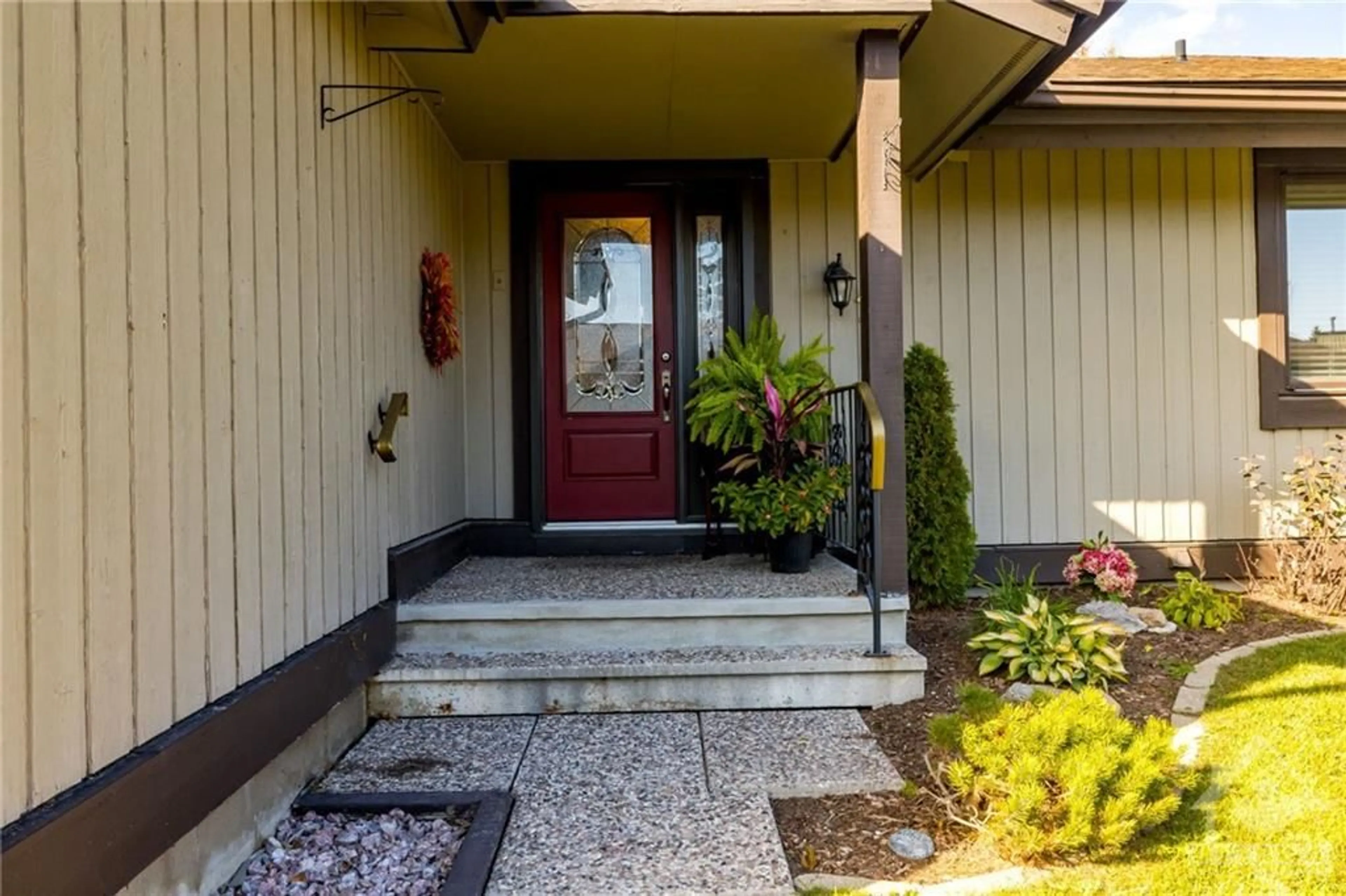 Indoor entryway, wood floors for 21 GLEN ABBEY Cres, Ottawa Ontario K2S 1R6