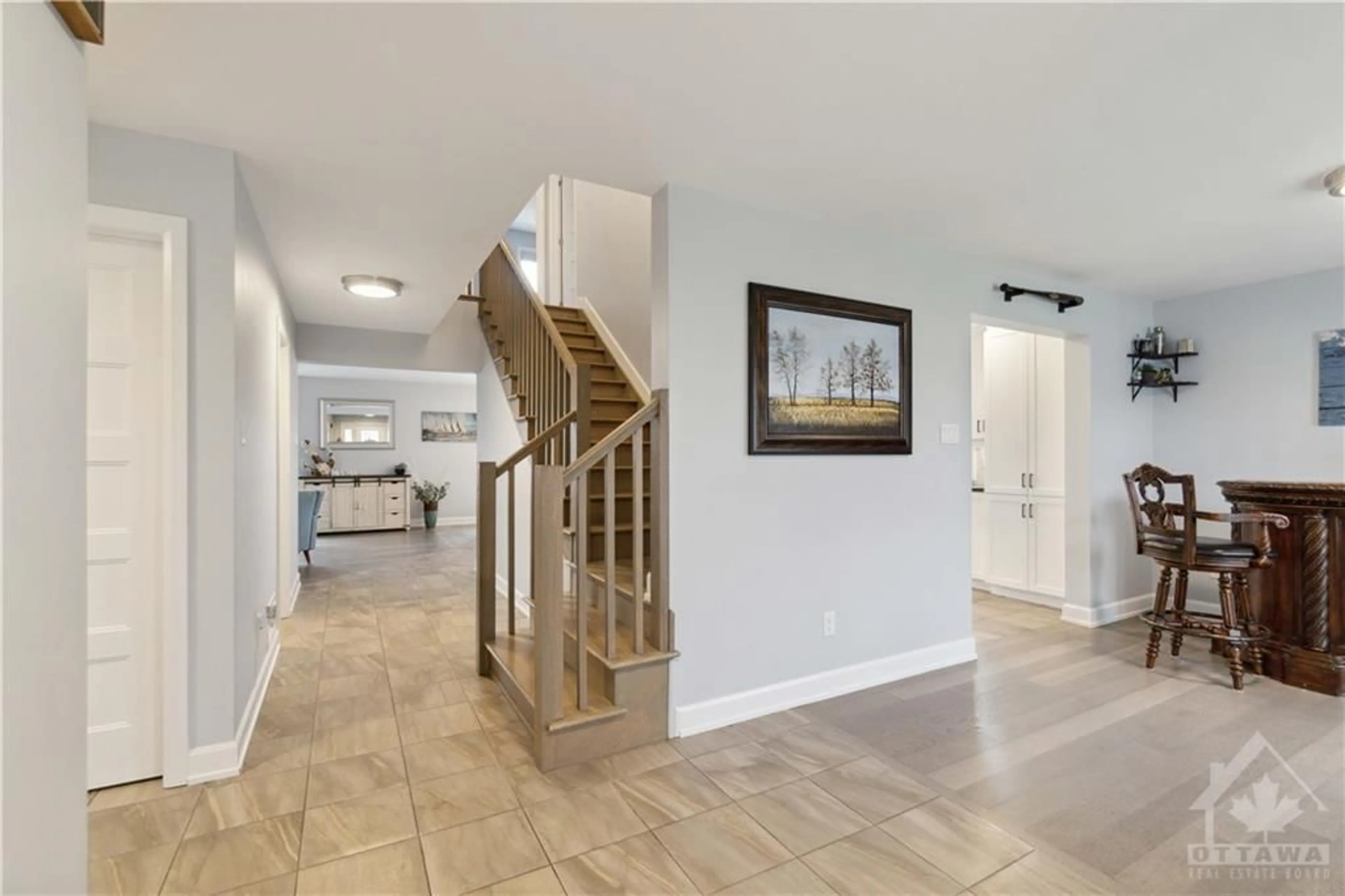 Indoor foyer, wood floors for 223 STATION Trail, Russell Ontario K4R 0C9