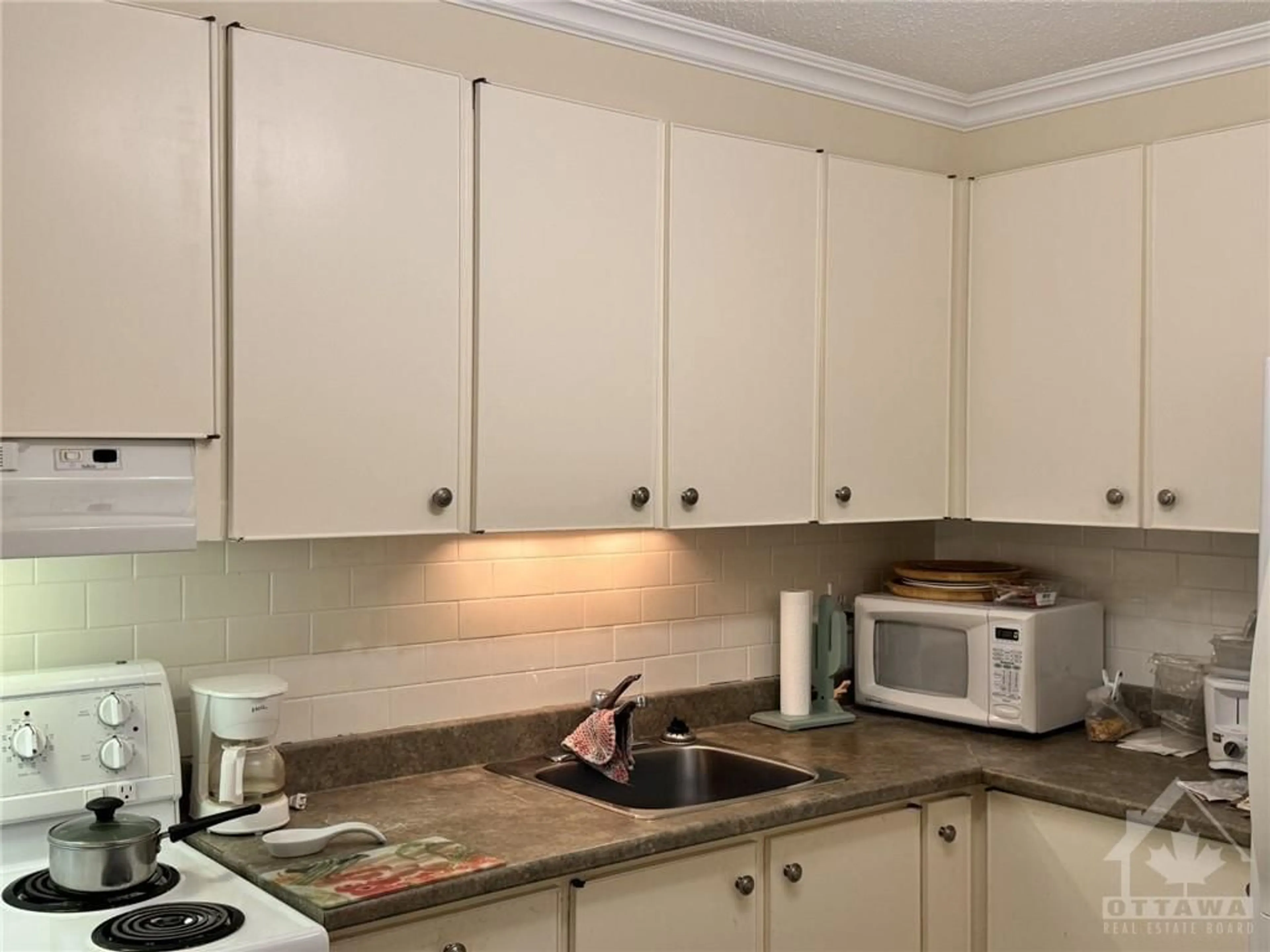 Standard kitchen for 3100 CARLING Ave #907, Ottawa Ontario K2B 6J6