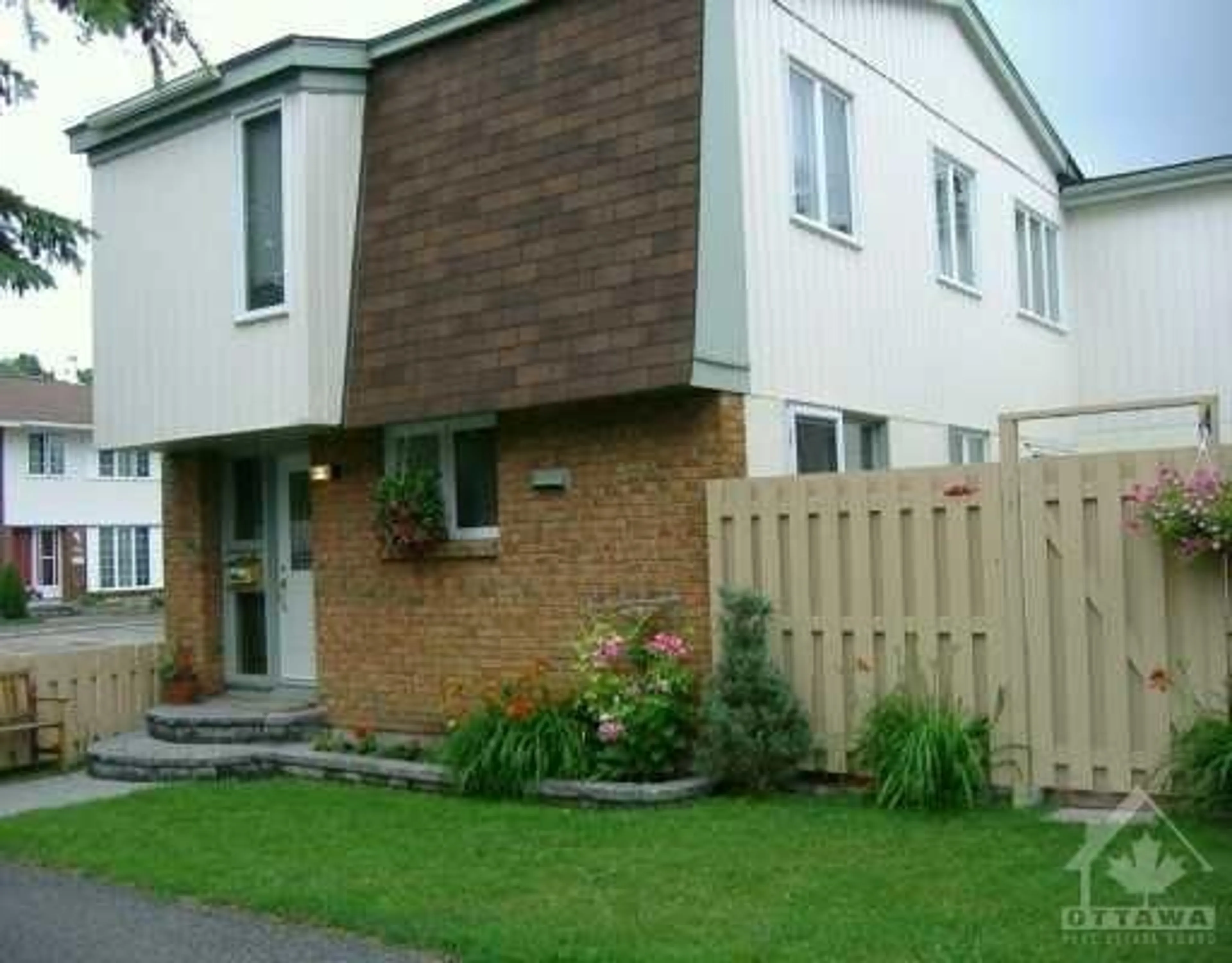 A pic from exterior of the house or condo, the front or back of building for 2063 JASMINE Cres #63, Ottawa Ontario K1J 7W2