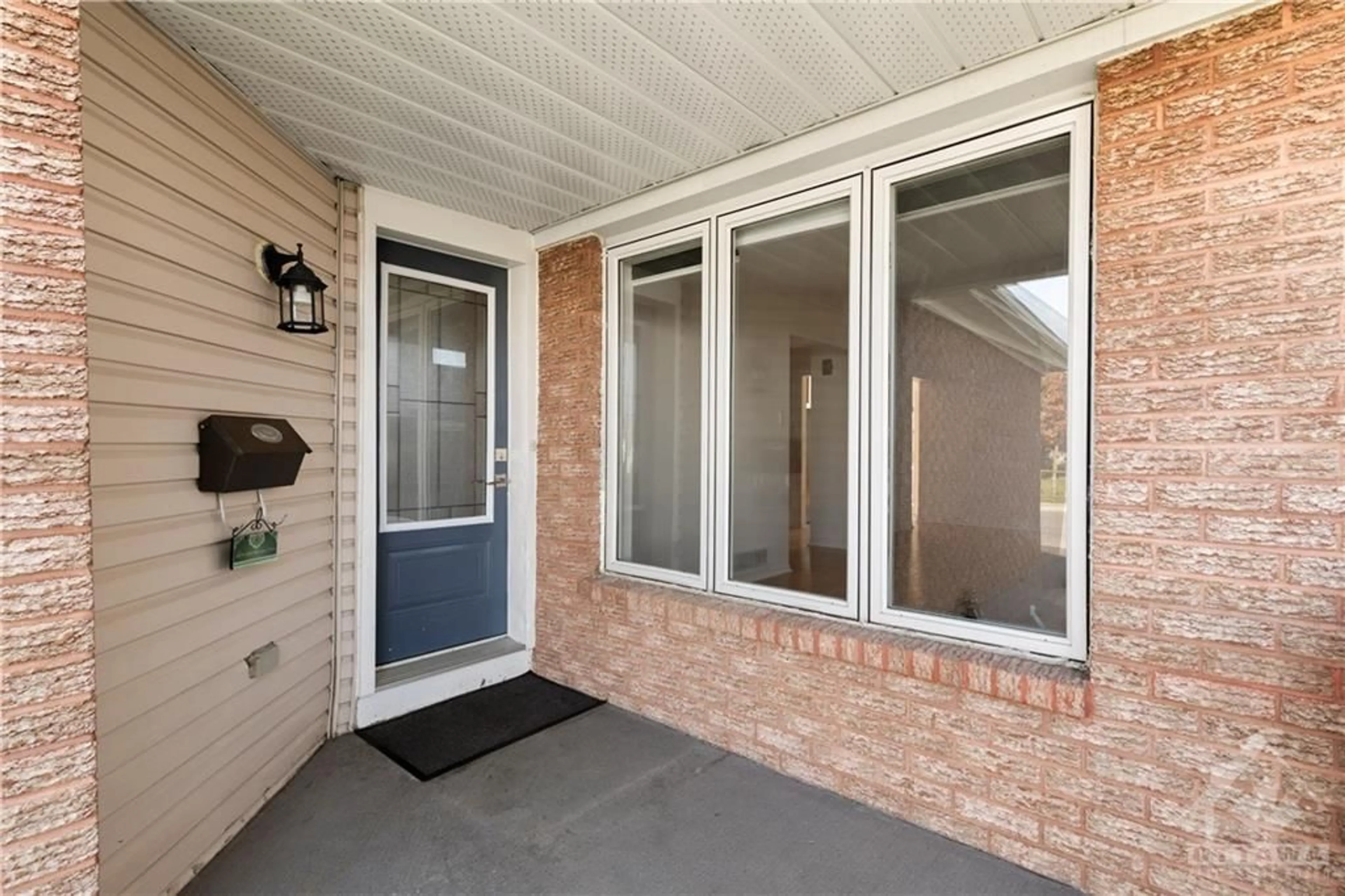 Indoor entryway, wood floors for 2112 GARDENWAY Dr, Ottawa Ontario K4A 3K2