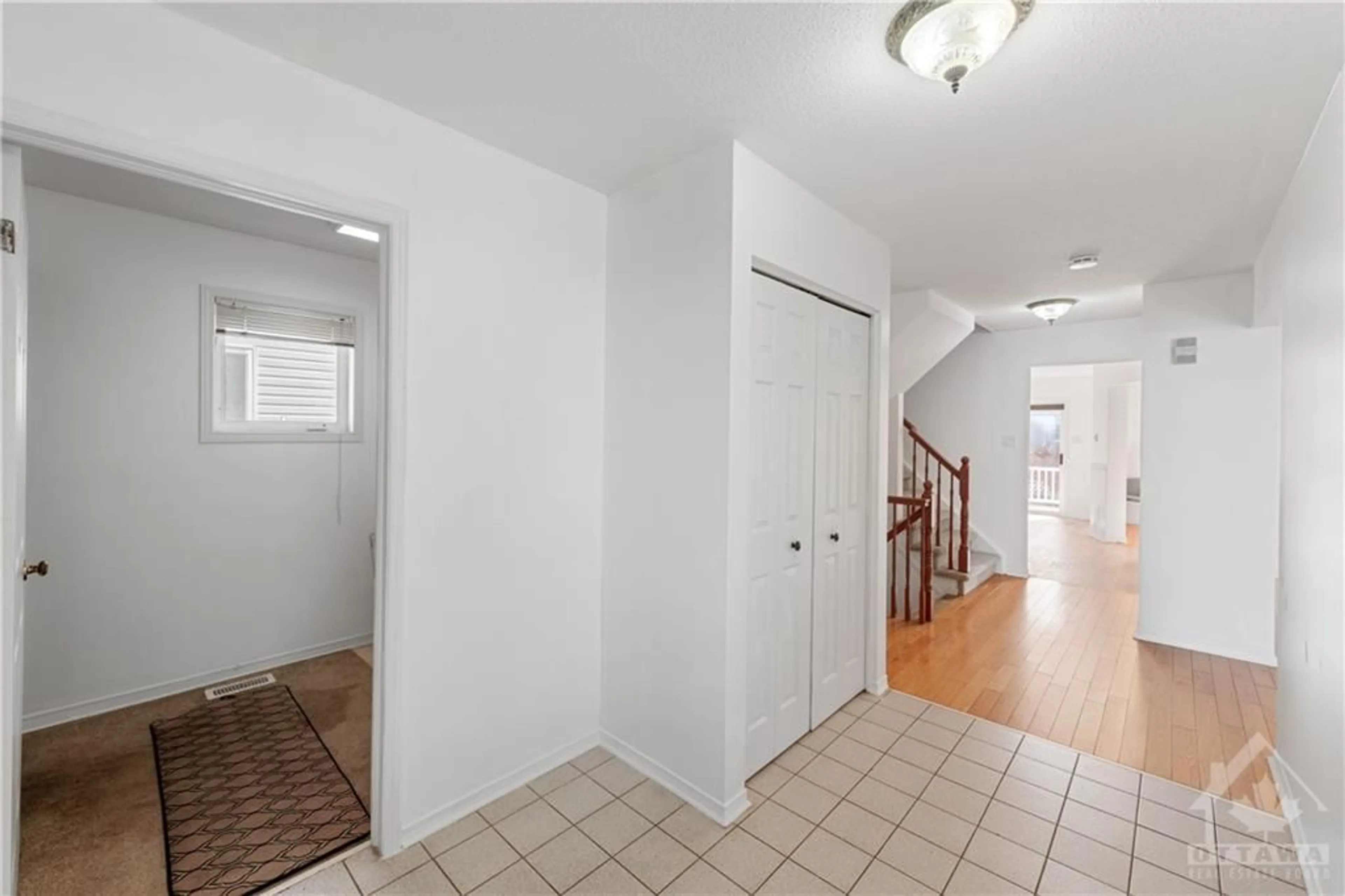 Indoor foyer, wood floors for 2112 GARDENWAY Dr, Ottawa Ontario K4A 3K2