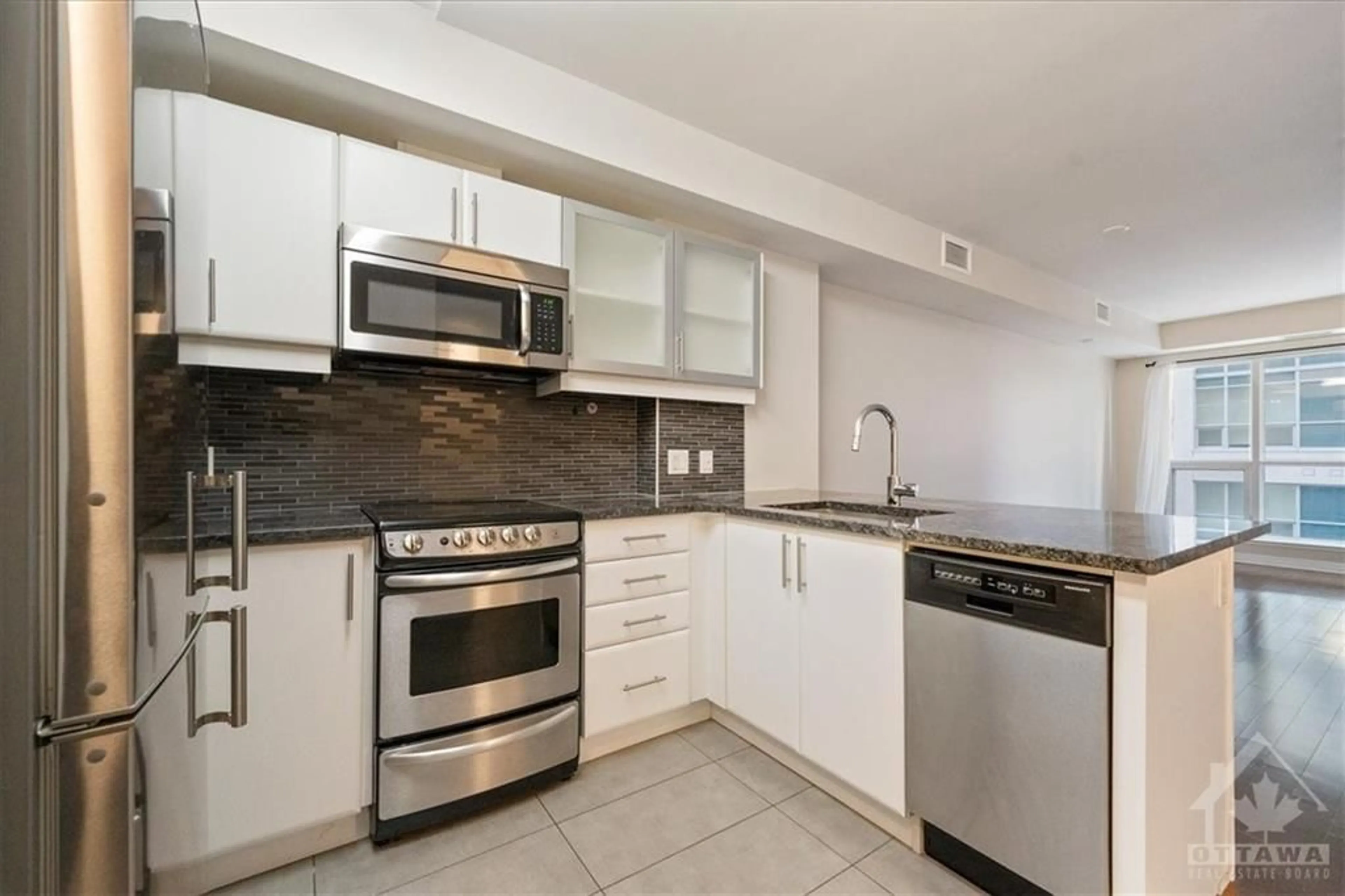 Standard kitchen for 195 BESSERER St #1806, Ottawa Ontario K1N 0B6