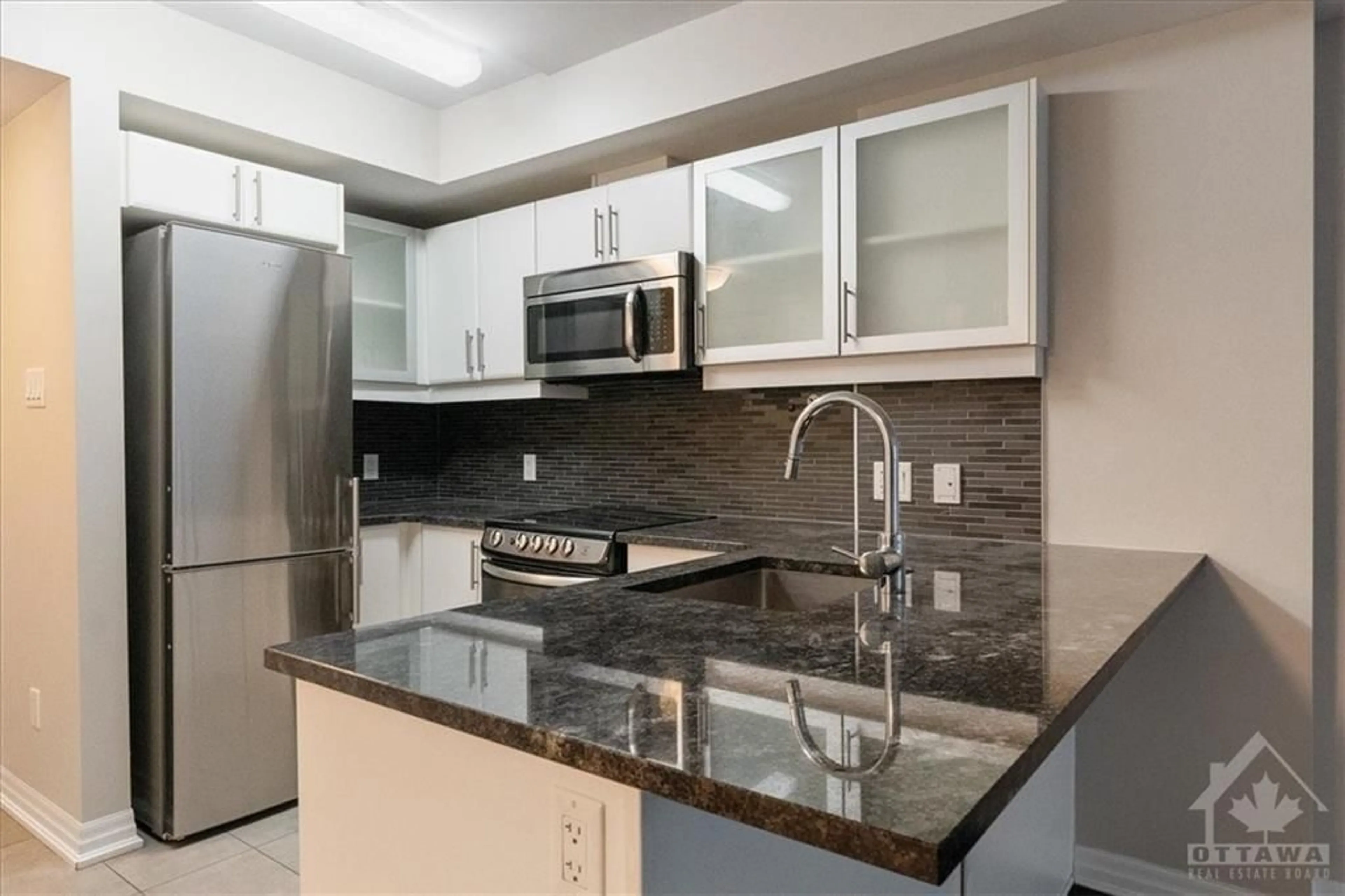 Standard kitchen for 195 BESSERER St #1806, Ottawa Ontario K1N 0B6