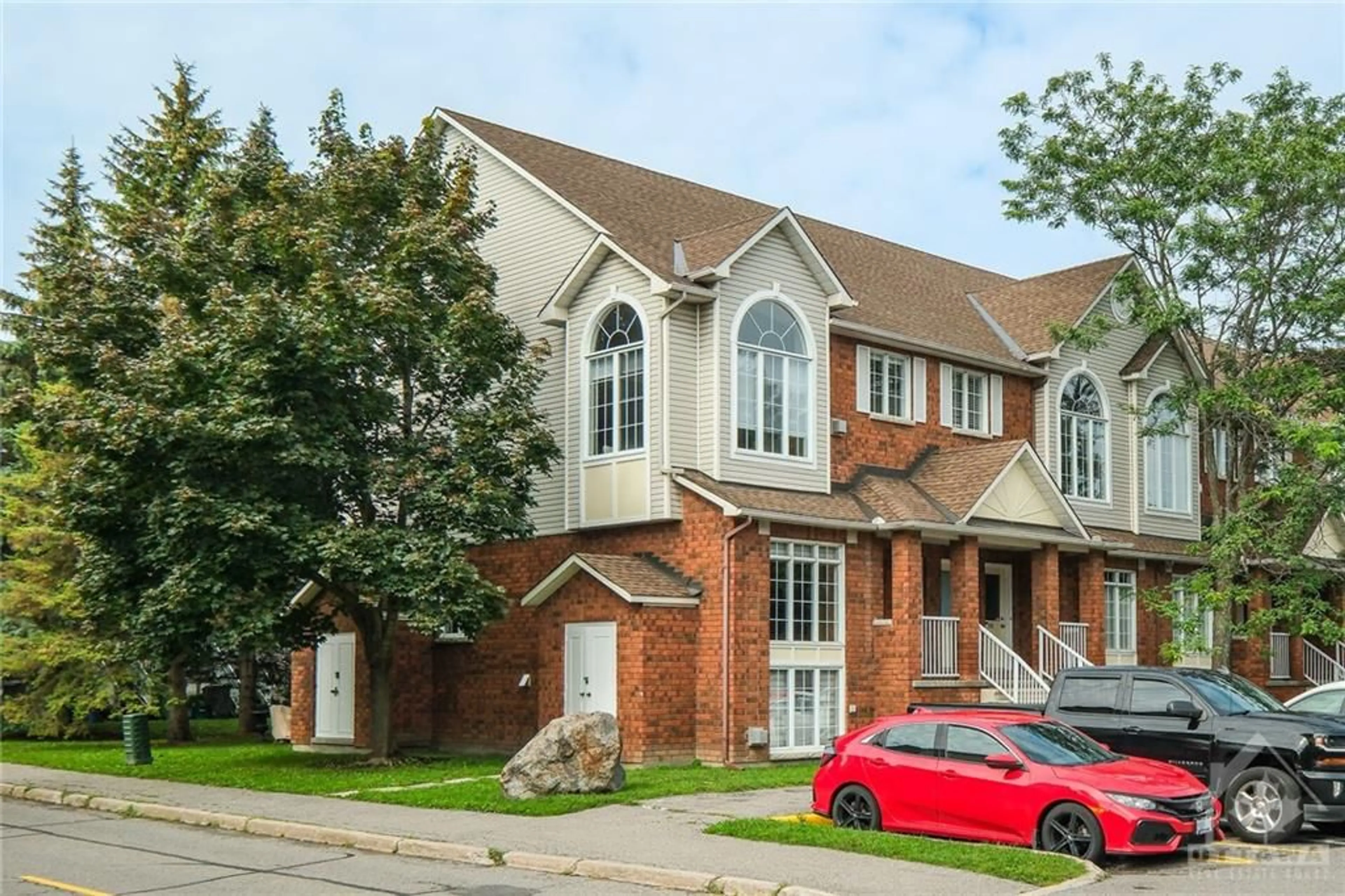 A pic from exterior of the house or condo, the street view for 84 BRISTON Pvt, Ottawa Ontario K1G 5P6