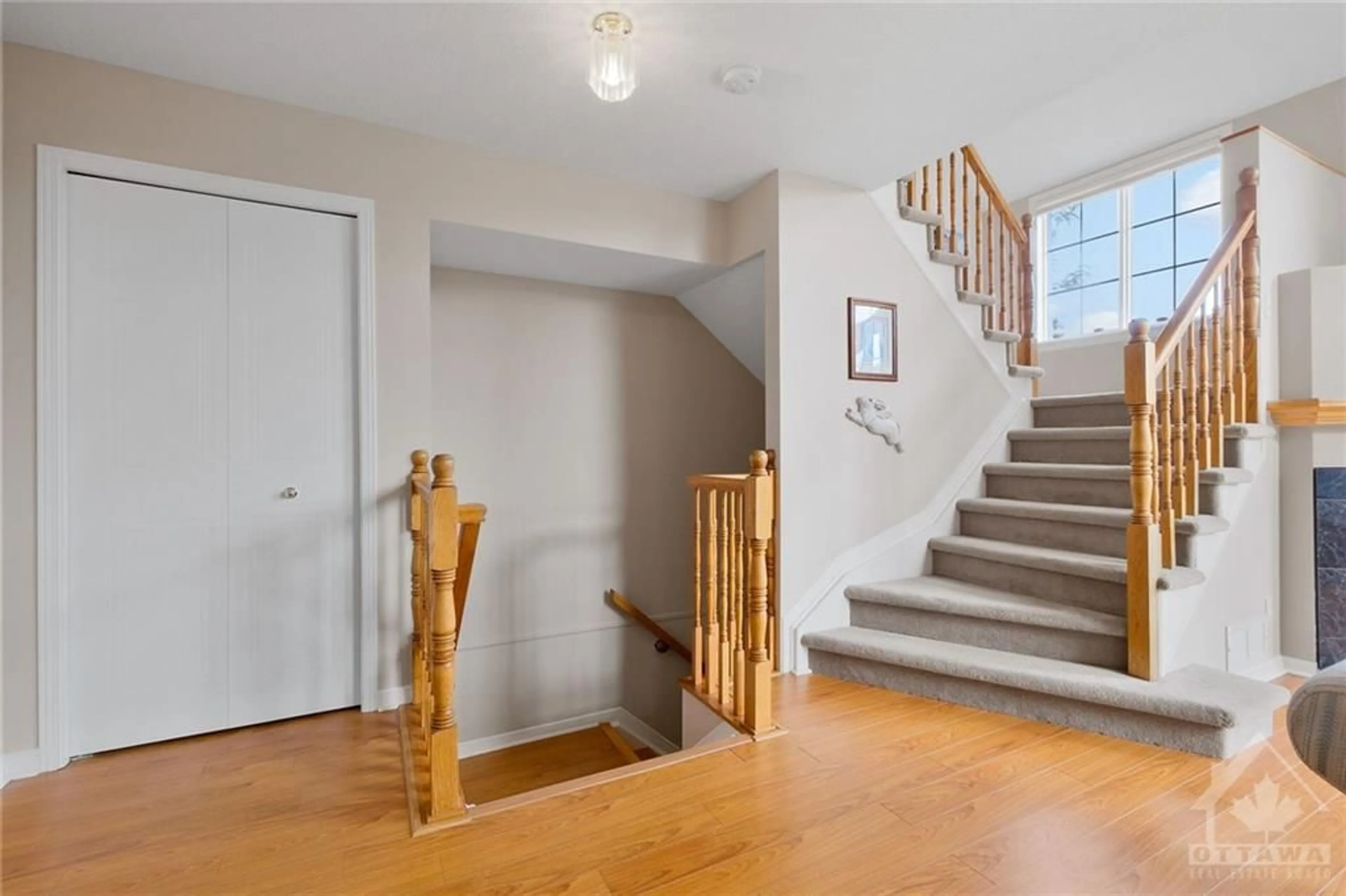 Indoor foyer, wood floors for 84 BRISTON Pvt, Ottawa Ontario K1G 5P6