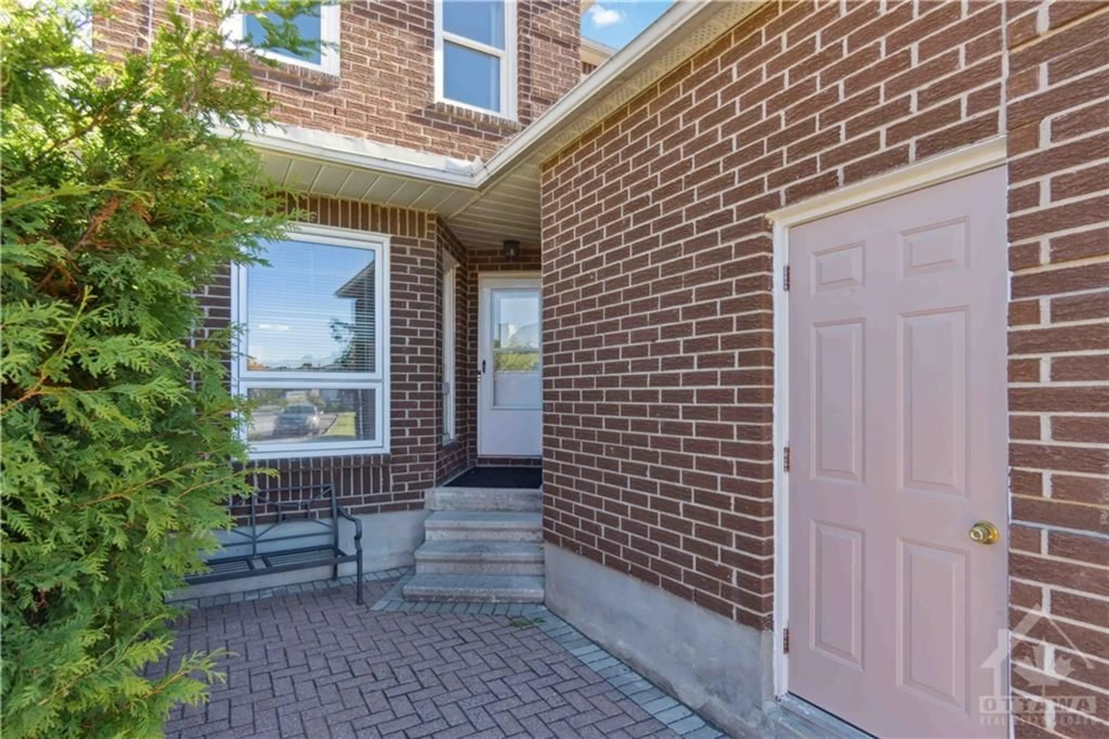 Home with brick exterior material for 1433 LAURIN Cres, Orleans Ontario K1E 3H2