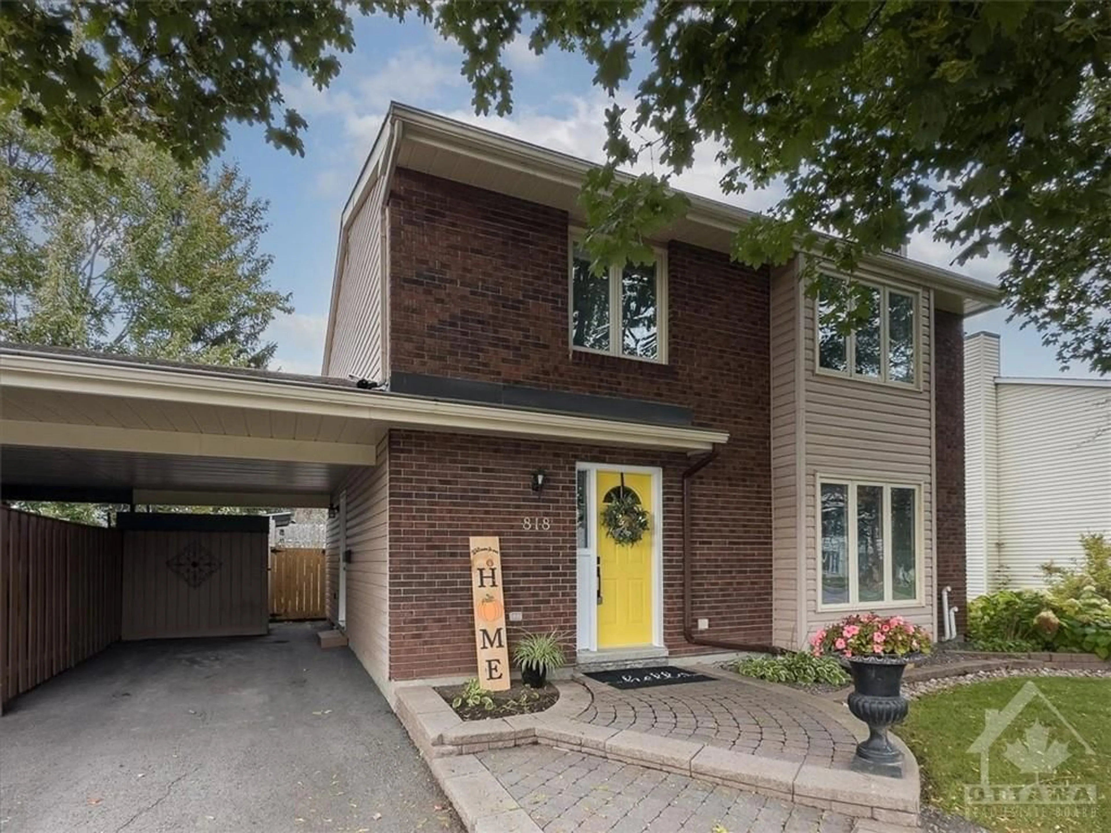 Home with brick exterior material for 818 VINETTE Cres, Ottawa Ontario K1E 1W9