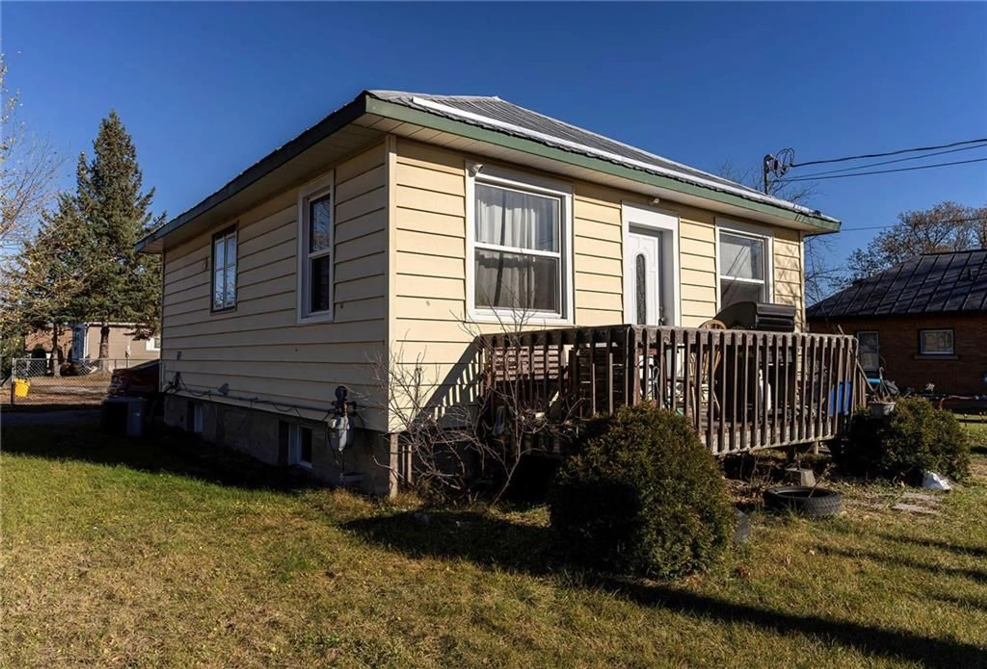 Frontside or backside of a home, cottage for 671 GORDON St, Pembroke Ontario K8A 6J7