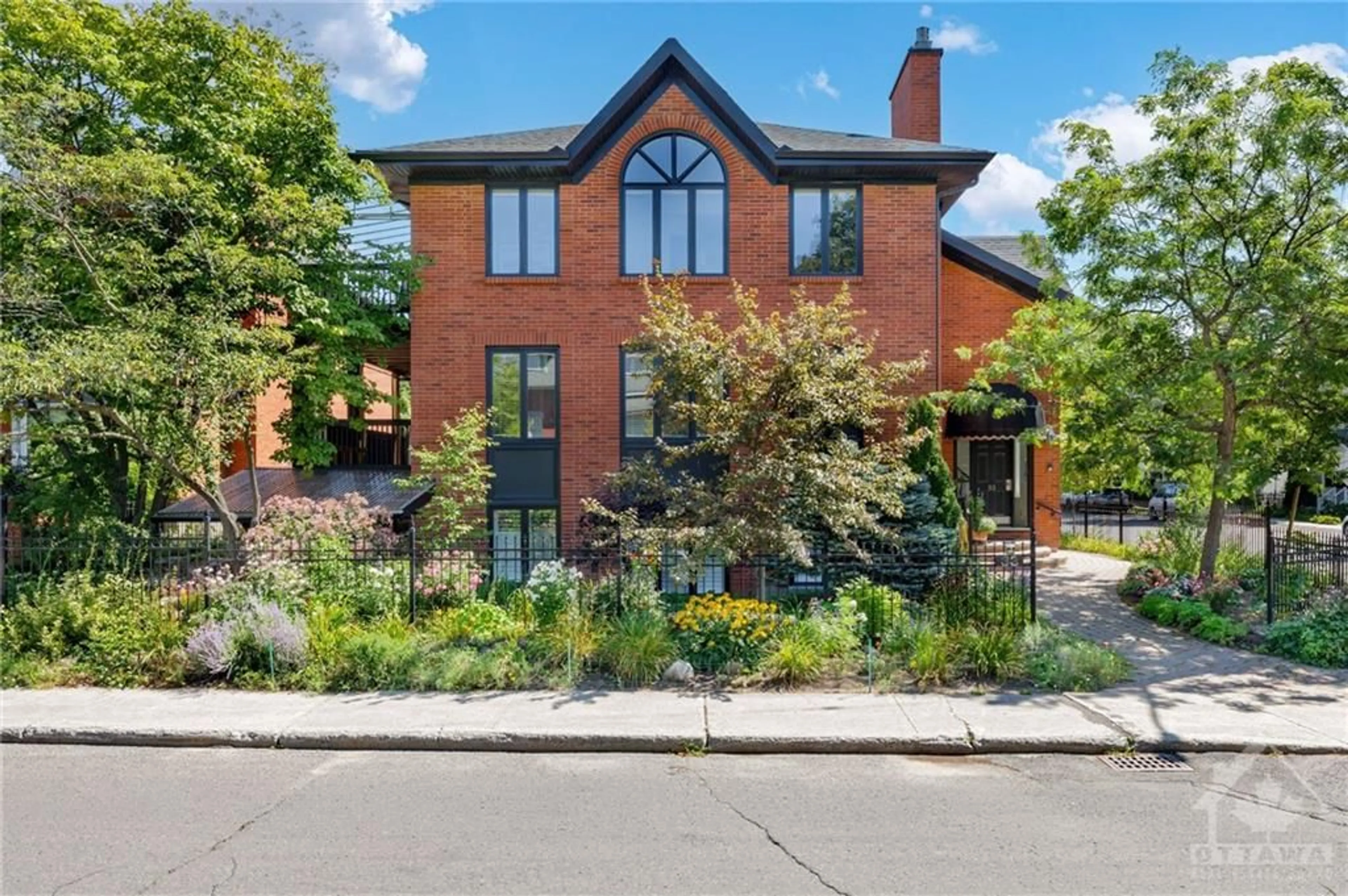 Home with brick exterior material for 33 CHARLES St #1, Ottawa Ontario K1M 1R3