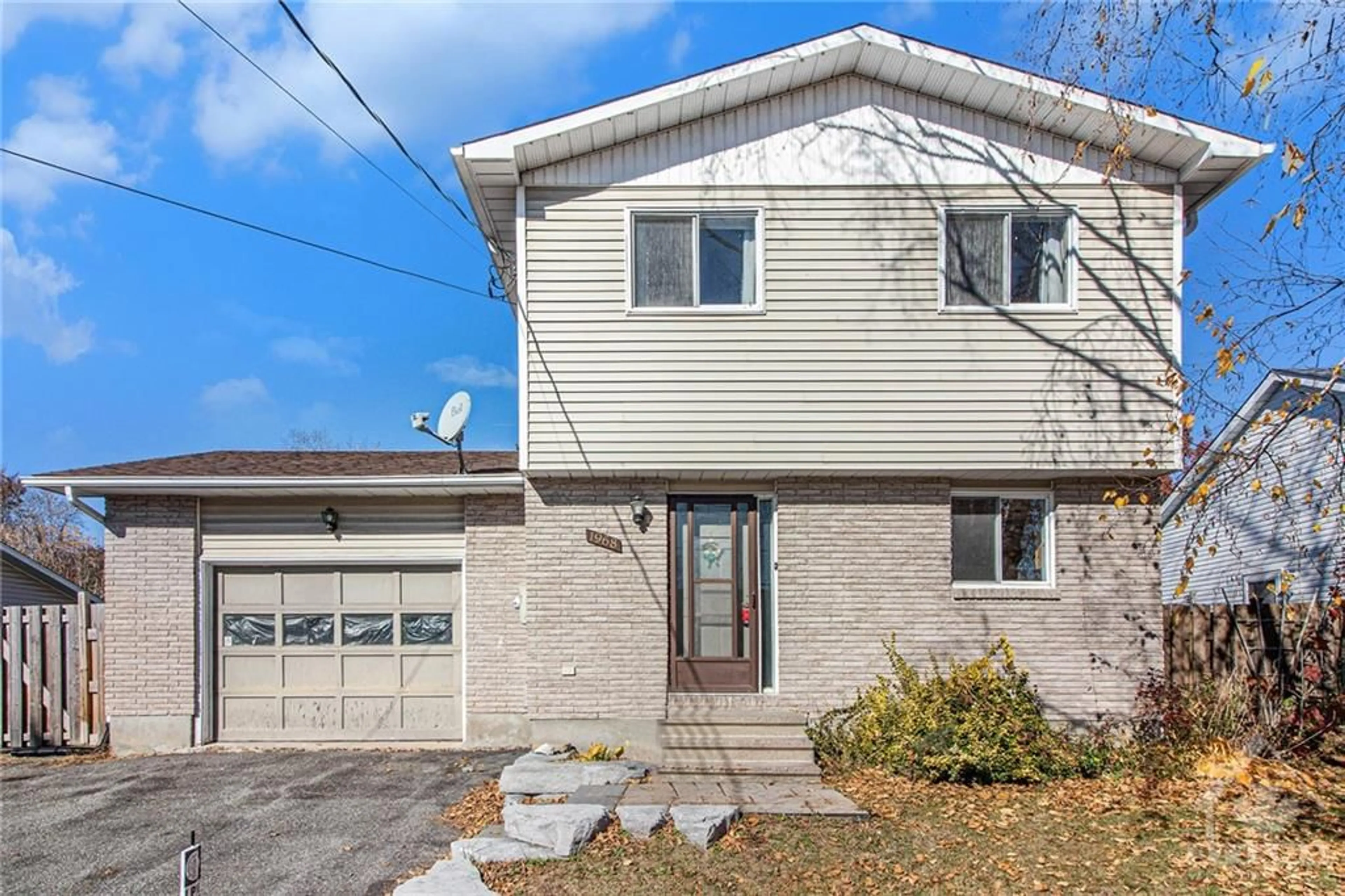 Frontside or backside of a home, cottage for 1968 CATHERINE St, Rockland Ontario K4K 1H6