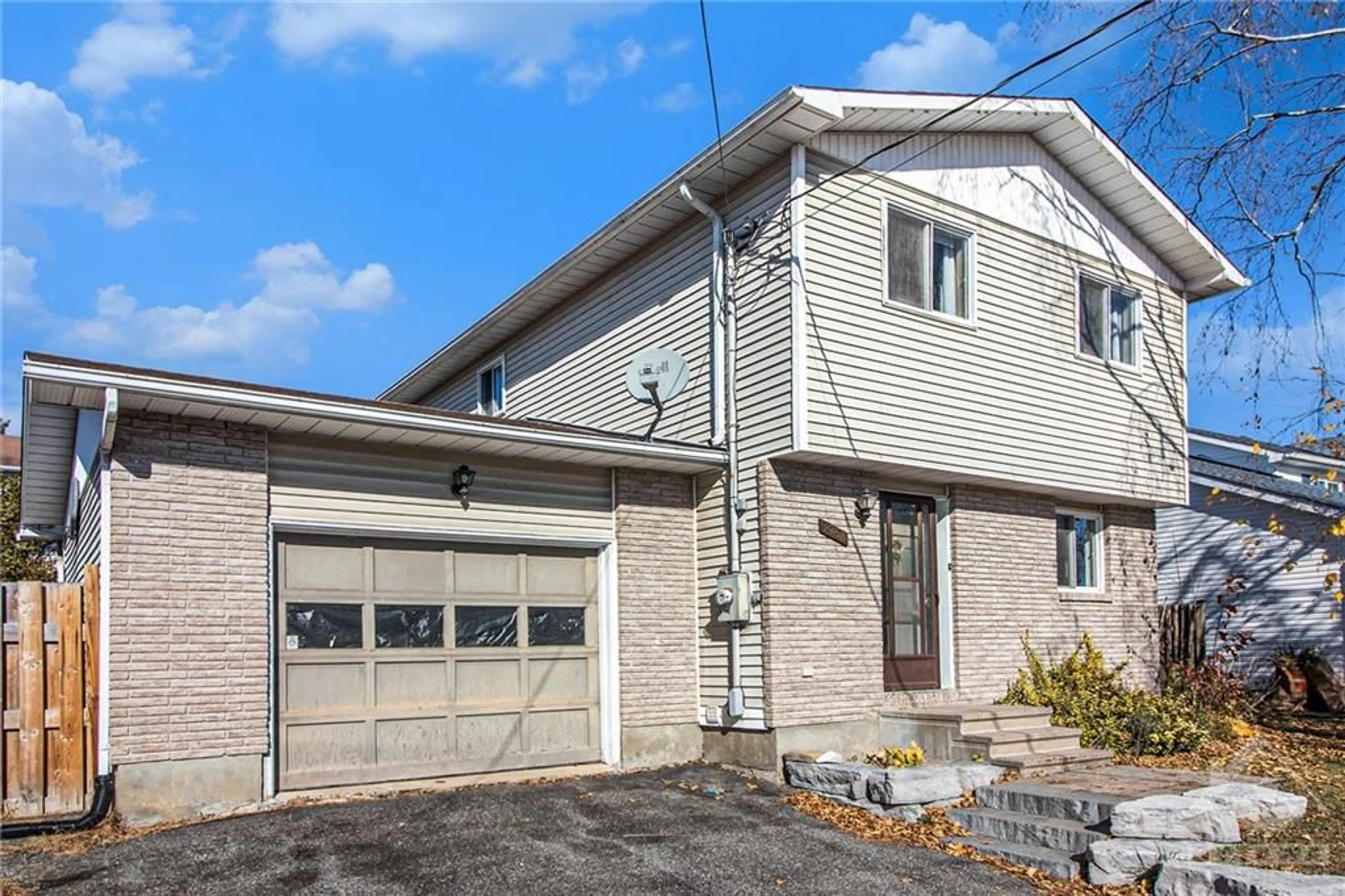 Frontside or backside of a home, cottage for 1968 CATHERINE St, Rockland Ontario K4K 1H6