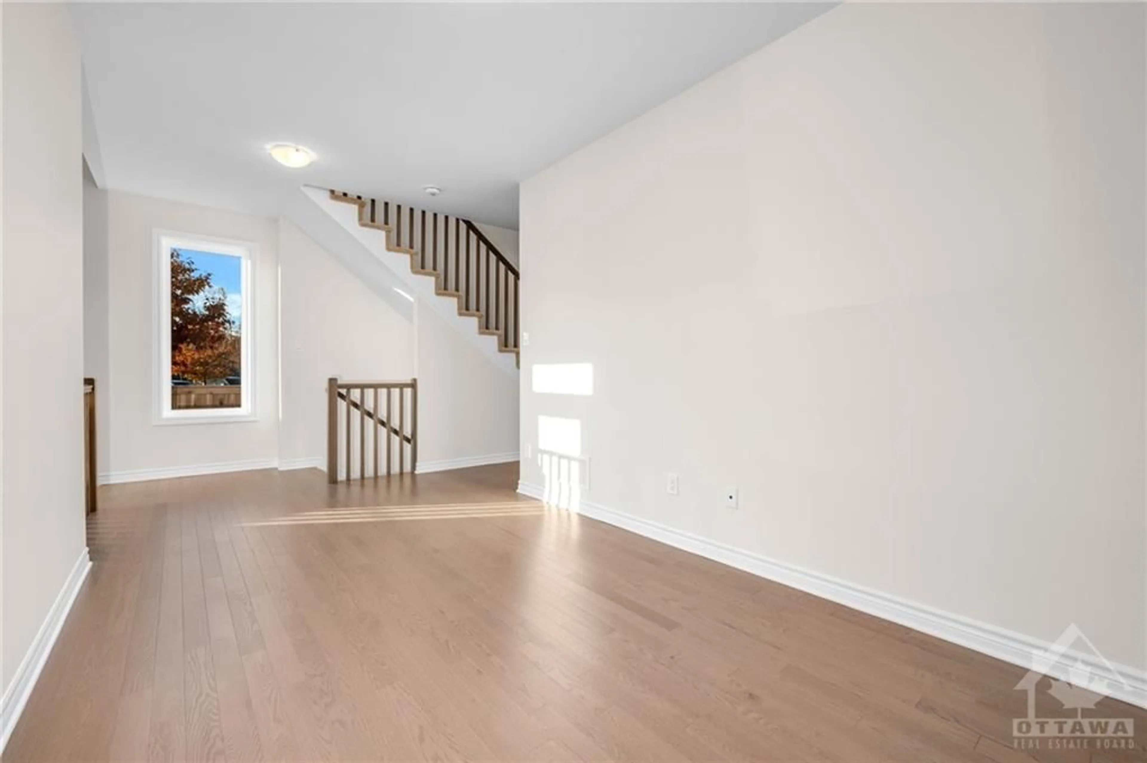 Indoor foyer, wood floors for 702 DU RIVAGE St, Rockland Ontario K4K 0K1