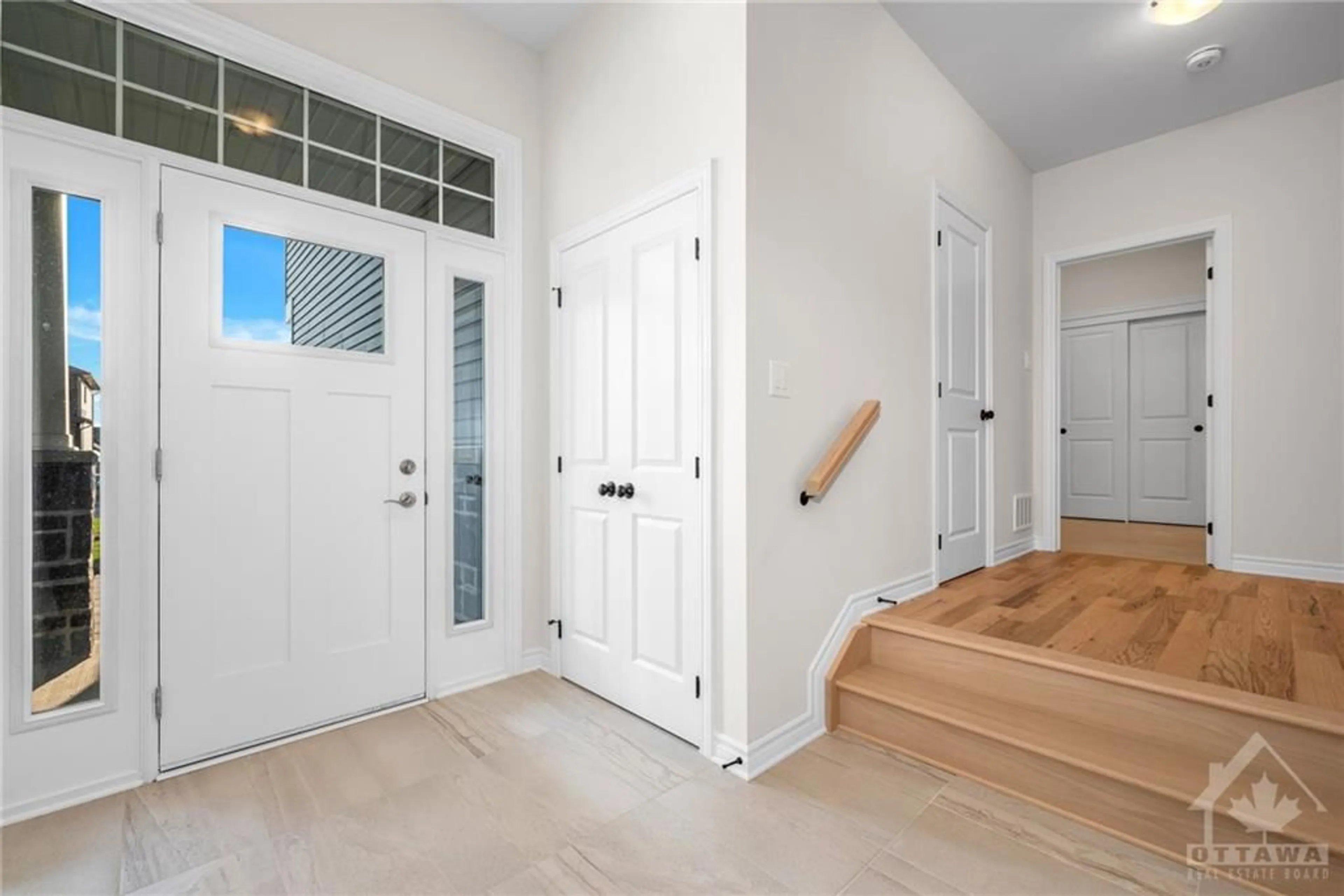 Indoor entryway, wood floors for 706 DU RIVAGE St, Rockland Ontario K4K 0K1