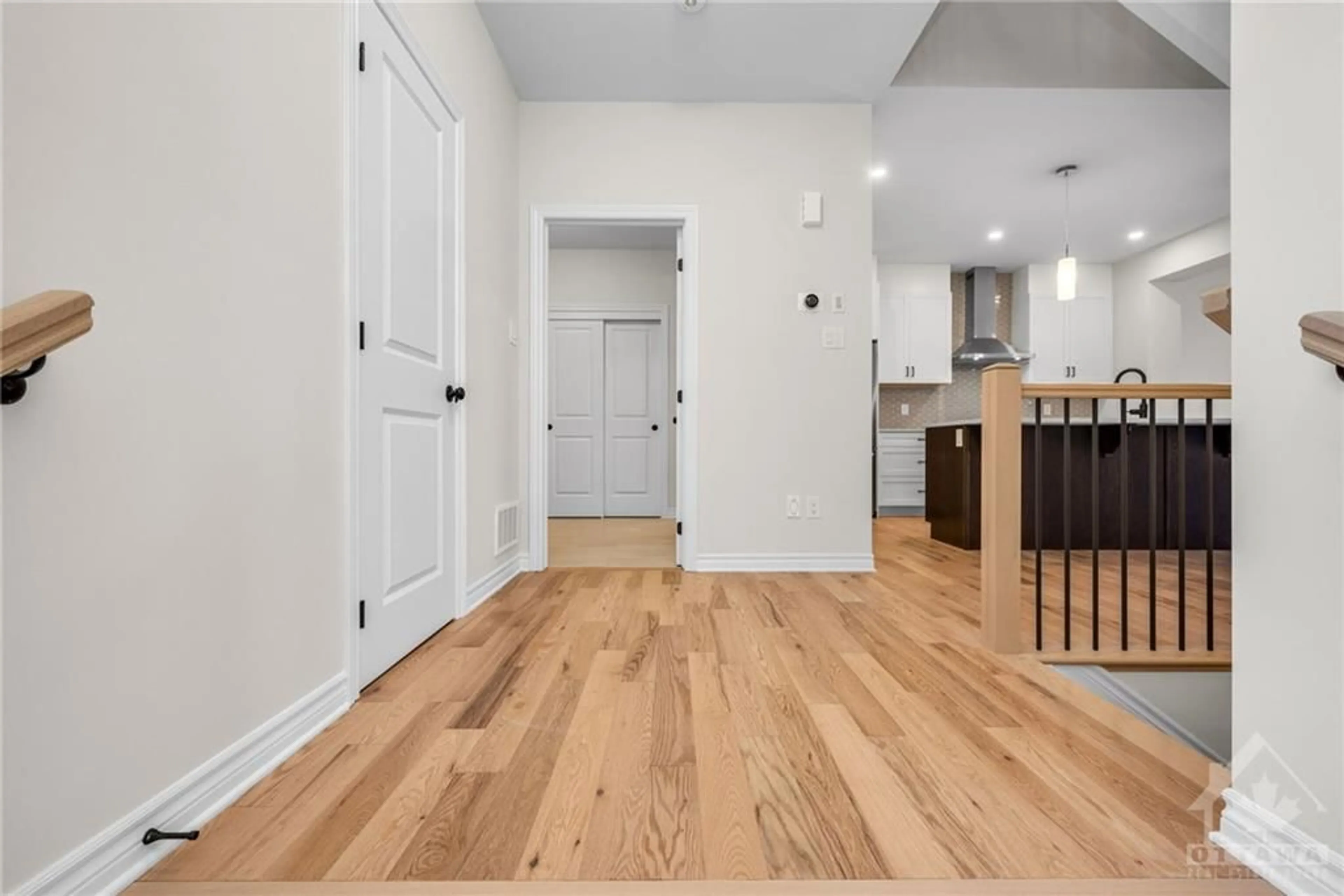 Indoor entryway, wood floors for 706 DU RIVAGE St, Rockland Ontario K4K 0K1