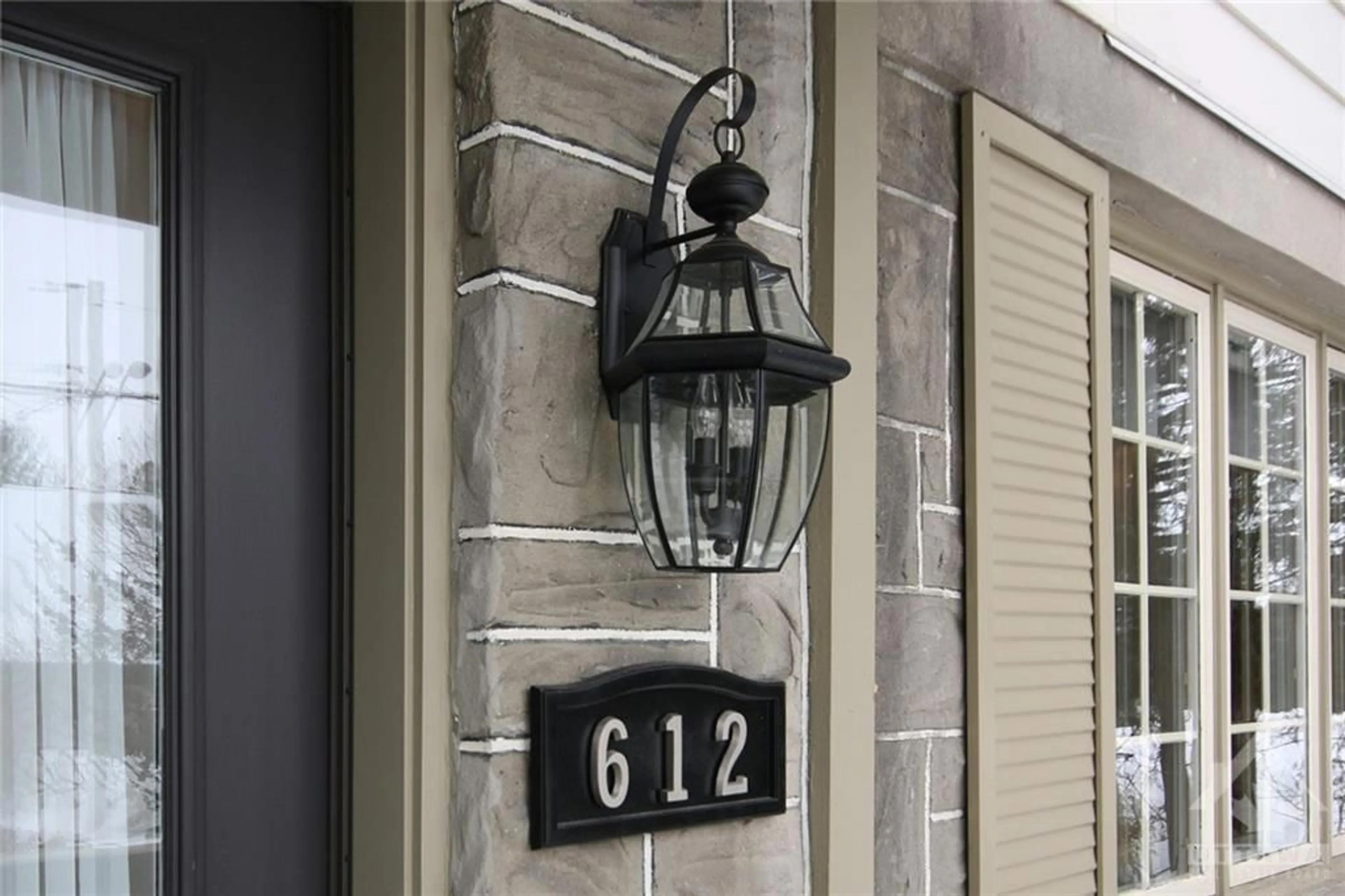 Indoor entryway, wood floors for 612 HIGHLAND Ave, Ottawa Ontario K2A 2K3