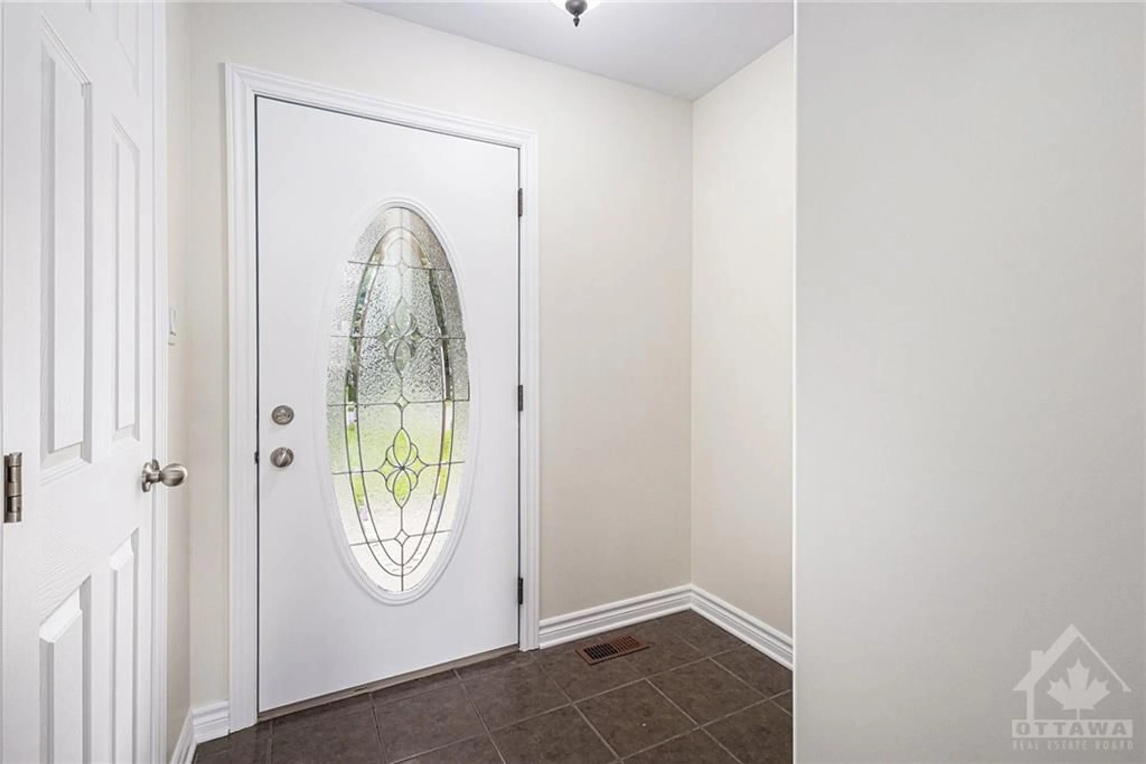 Indoor entryway, wood floors for 456 NORTH St, Winchester Ontario K0C 2K0