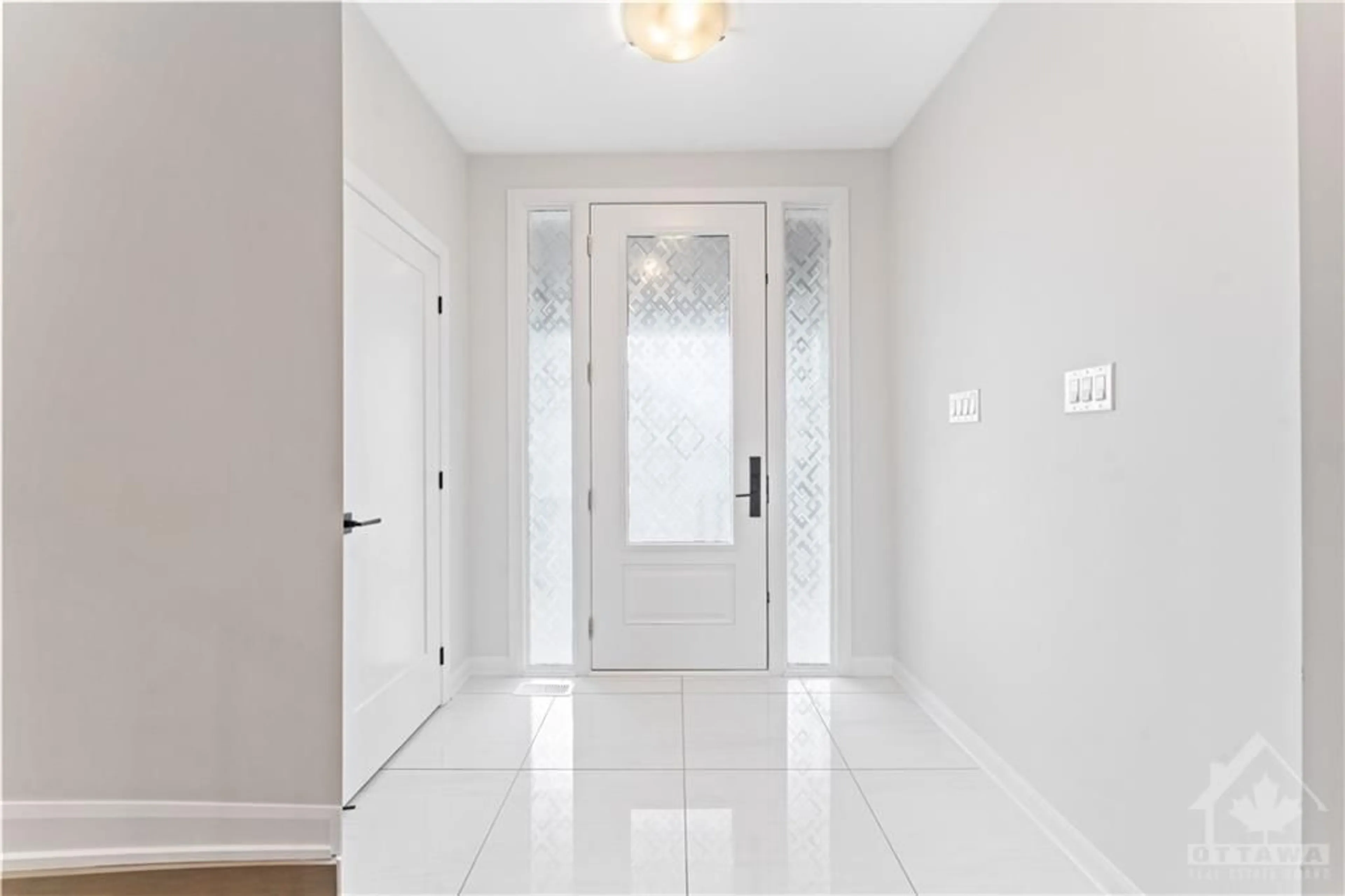 Indoor entryway, ceramic floors for 700 COAST Cir, Manotick Ontario K4M 0N2