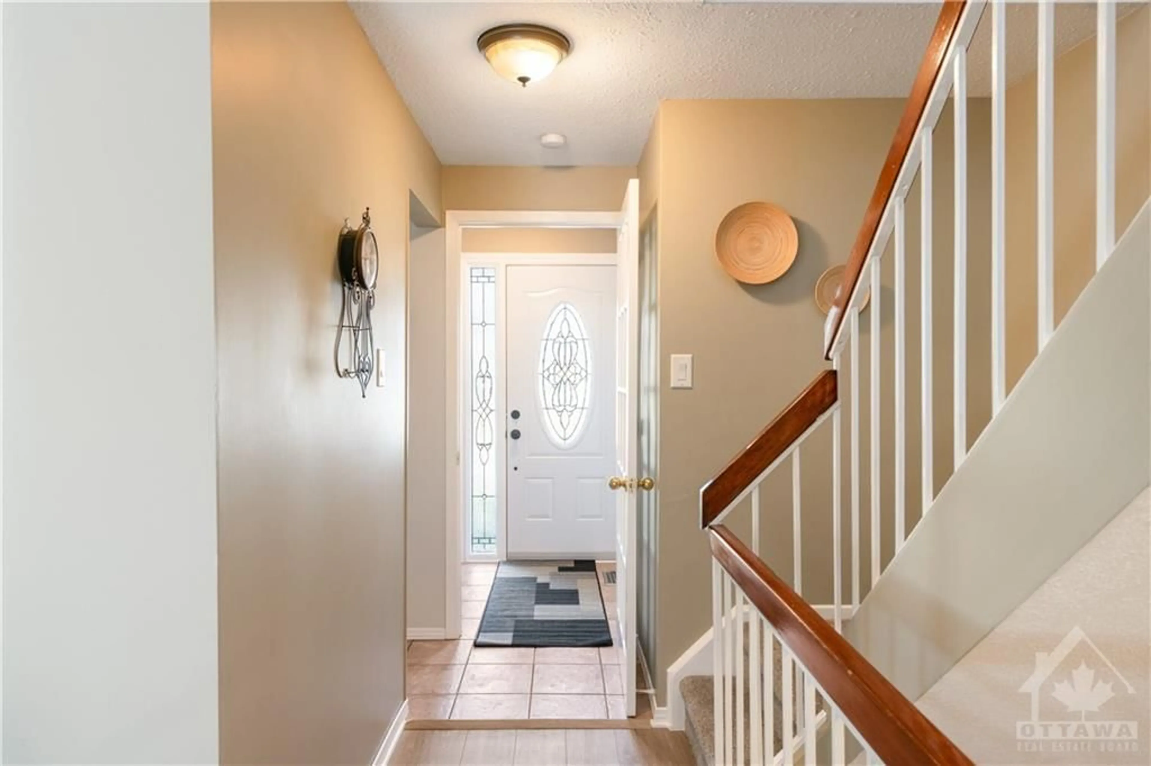 Indoor entryway, wood floors for 368 DUVAL Lane, Ottawa Ontario K1E 2K2