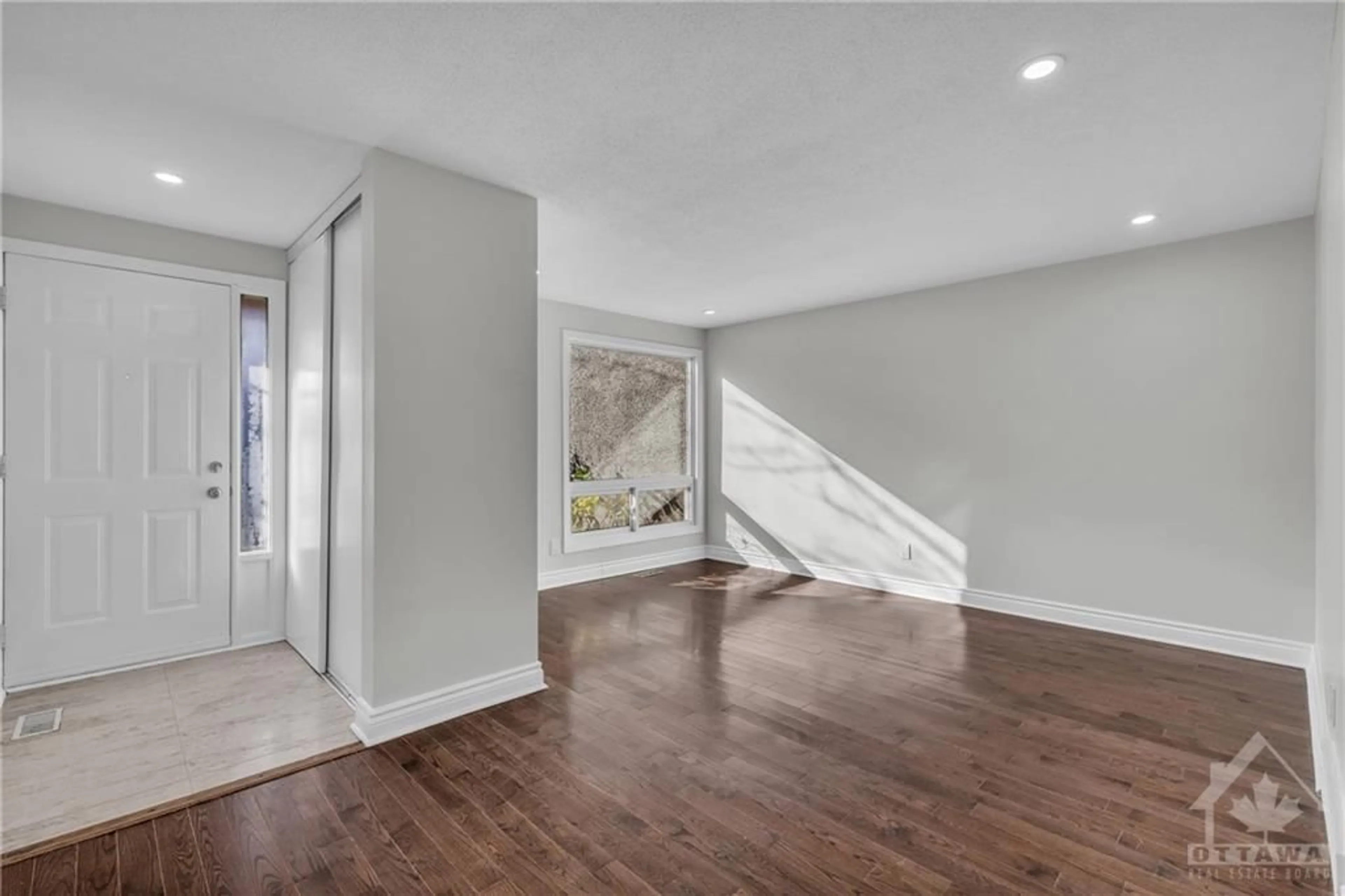 Indoor entryway, wood floors for 162 WOODFIELD Dr, Ottawa Ontario K2G 3W8