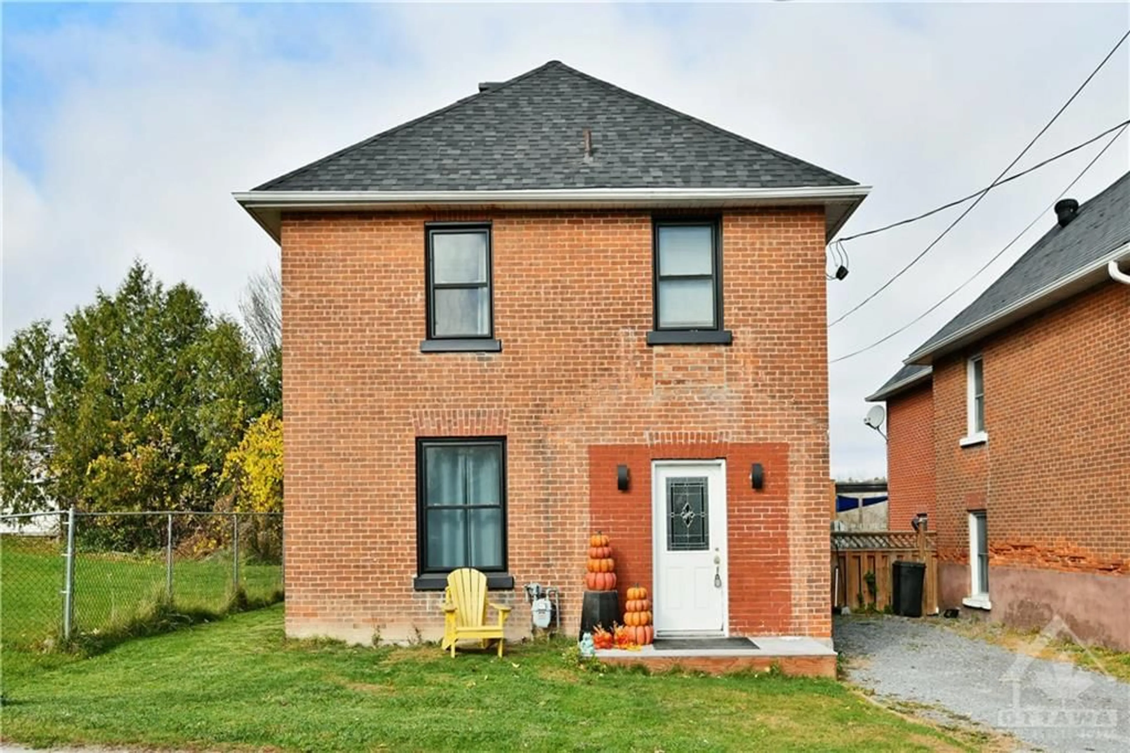 Home with brick exterior material for 115 DIVISION St, Arnprior Ontario K2E 7Z4