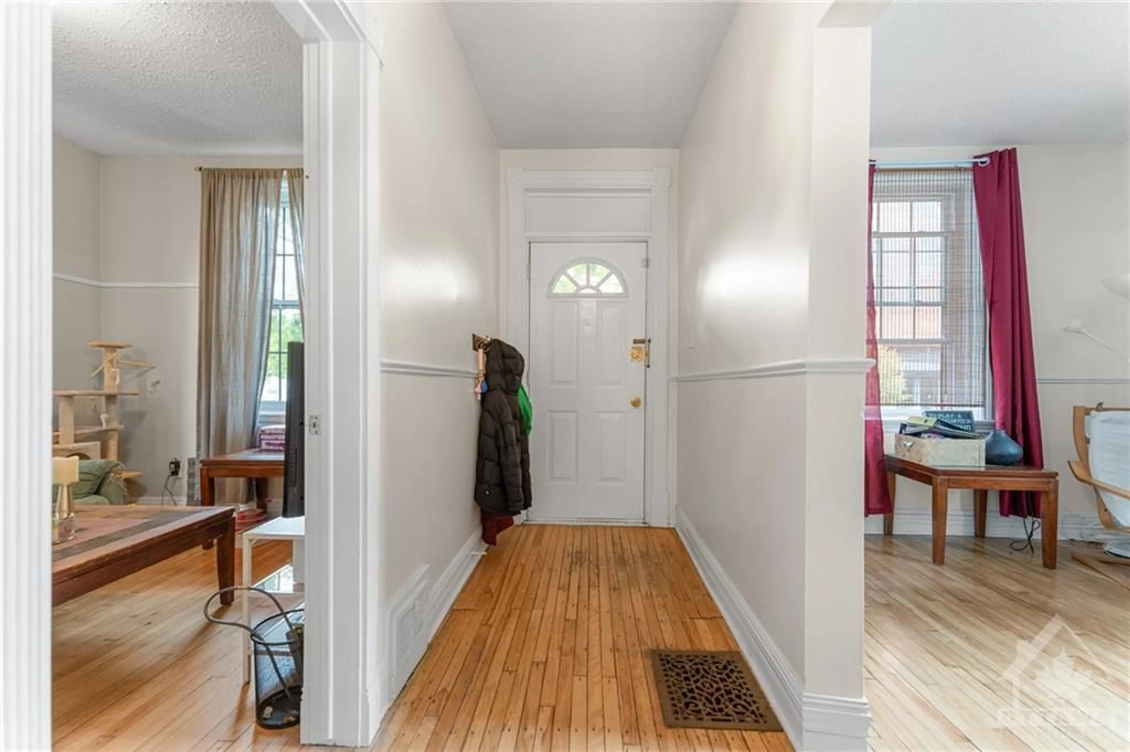 Indoor entryway, wood floors for 114 BARRETTE St, Ottawa Ontario K1L 8A1