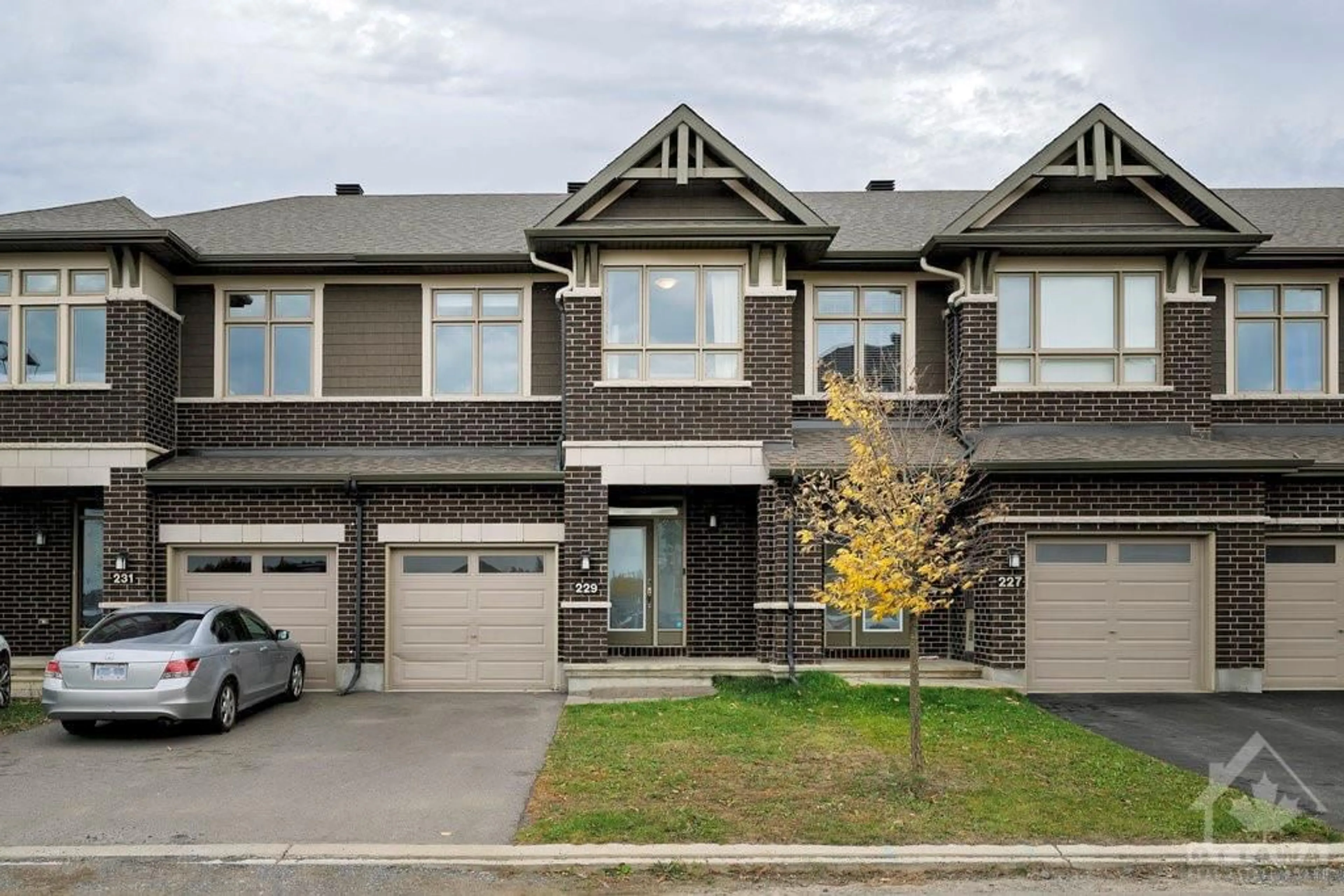 A pic from exterior of the house or condo, the street view for 229 PINGWI Pl, Ottawa Ontario K1X 0G1