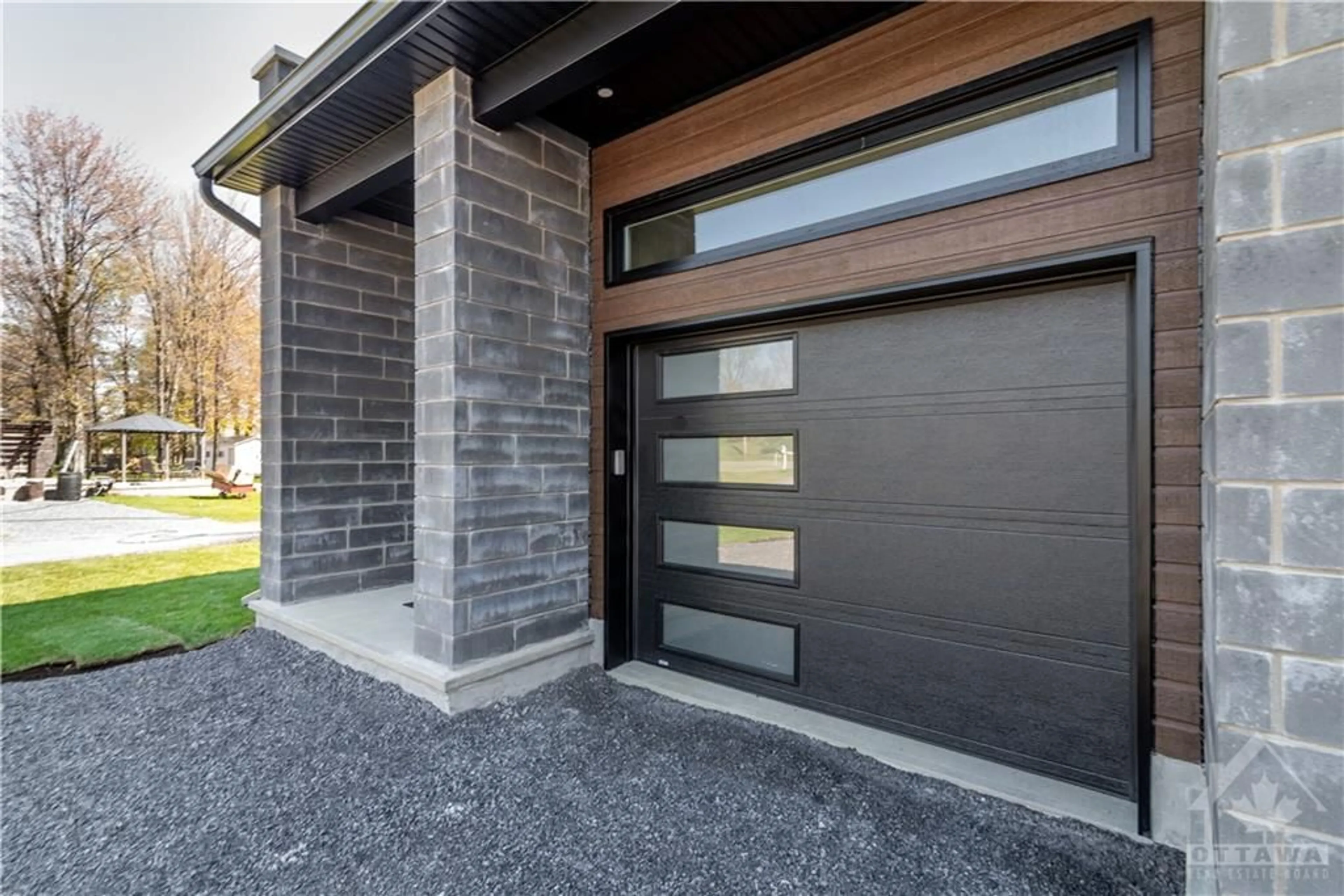 Indoor entryway, cement floor for 307 HAZEL Cres, Limoges Ontario K0A 2M0