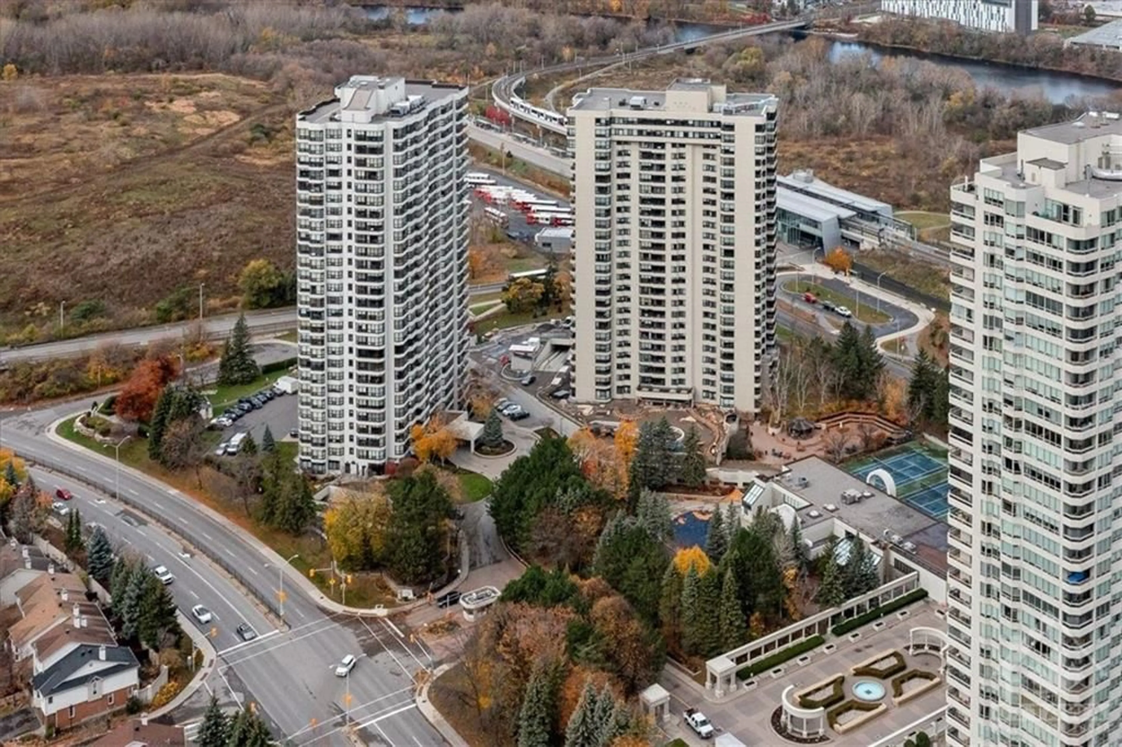 A pic from exterior of the house or condo, the view of city buildings for 1510 RIVERSIDE Dr #804, Ottawa Ontario K1G 4X5