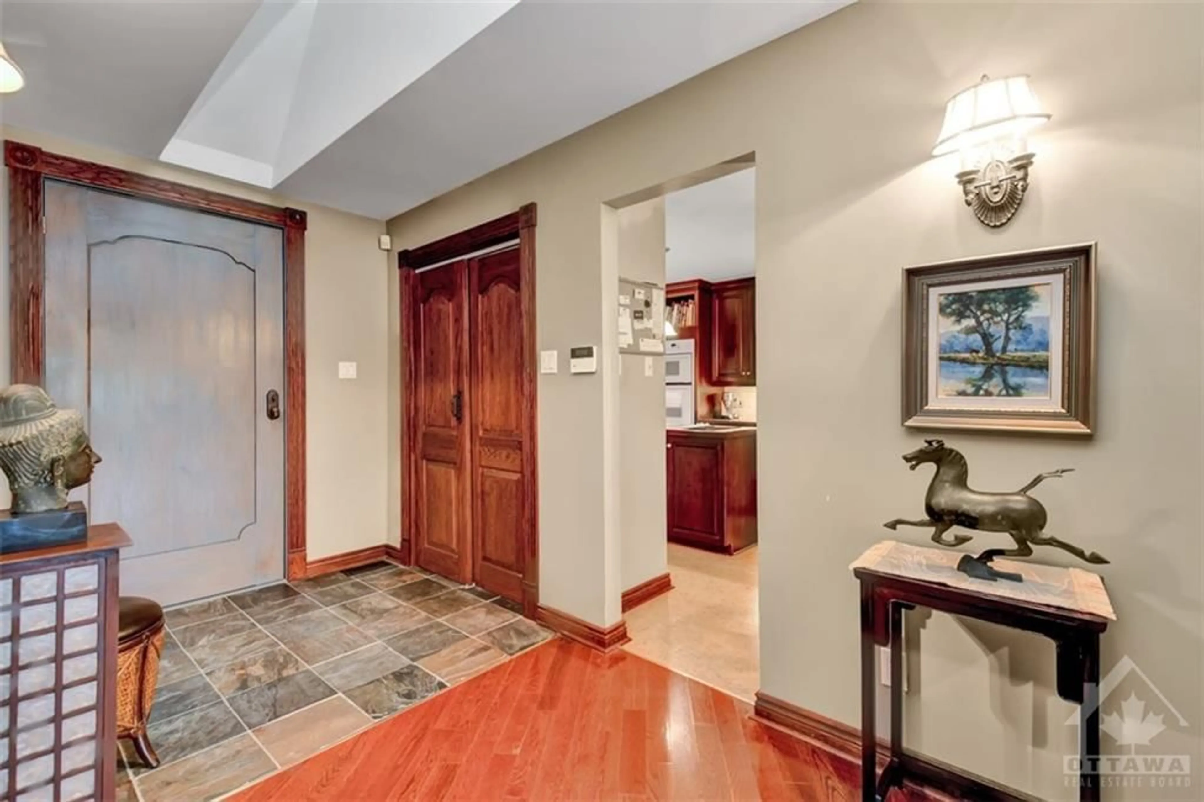 Indoor entryway, wood floors for 5791 KELLY MARIE Dr, Ottawa Ontario K4M 1B3