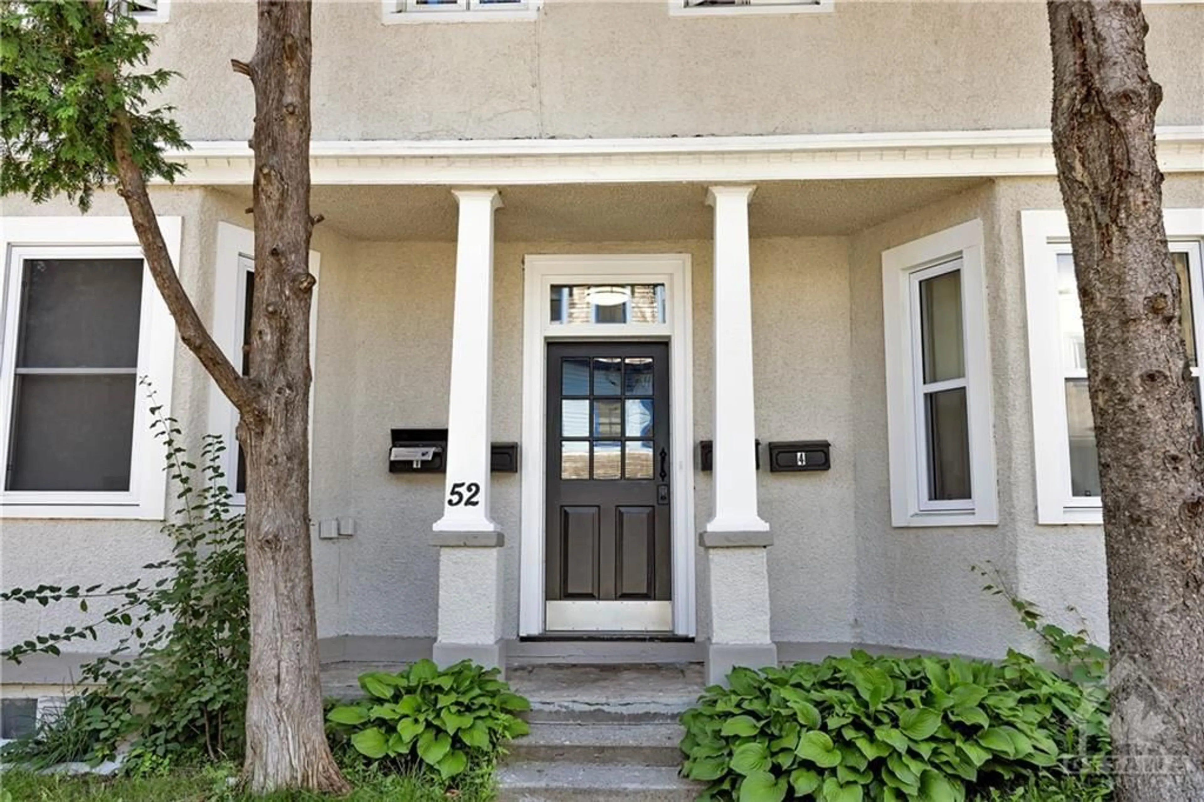 Indoor entryway, wood floors for 52 ST ANDREW St, Ottawa Ontario K1N 5E9