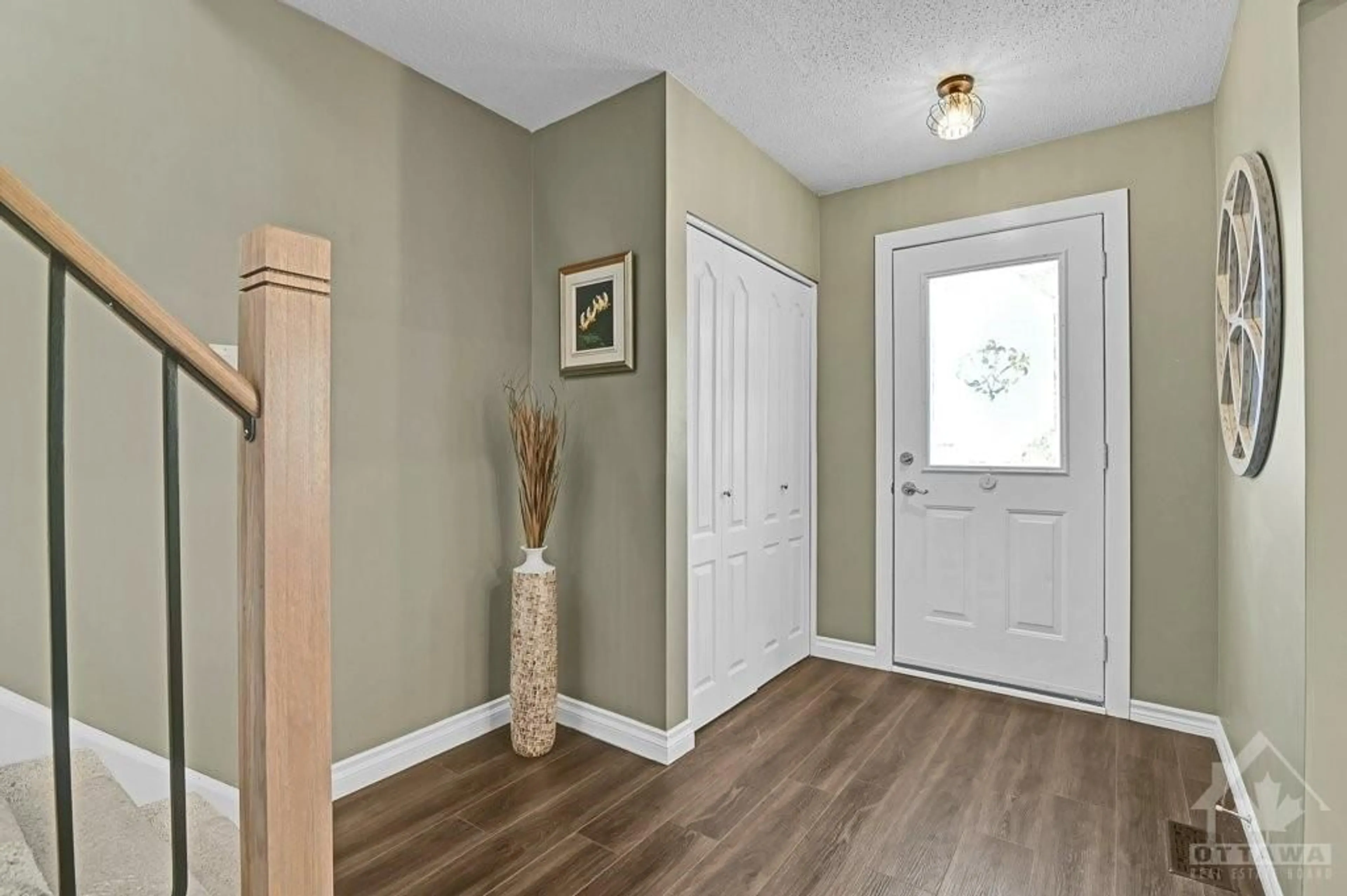 Indoor entryway, wood floors for 2123 GRAFTON Cres, Ottawa Ontario K1J 6K7