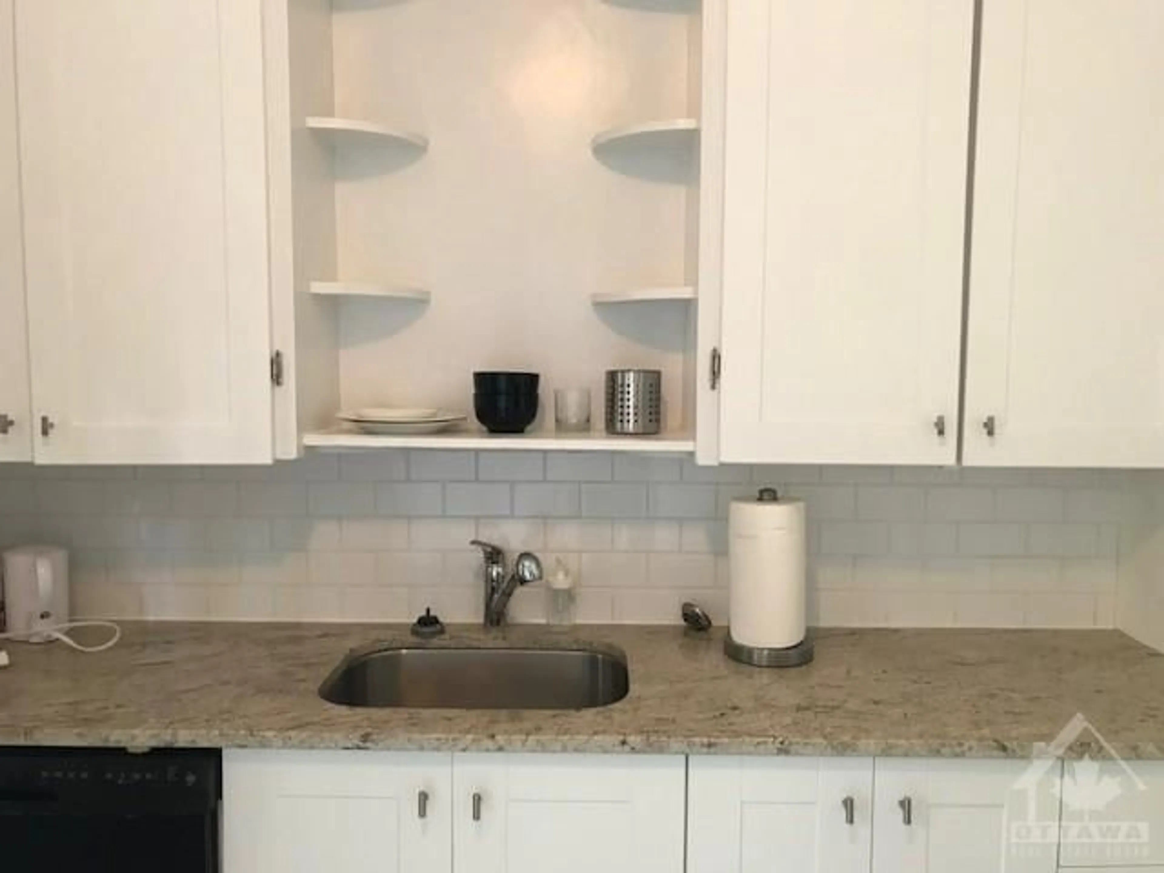 Standard kitchen for 28 SWEETLAND Ave, Ottawa Ontario K1N 7T6