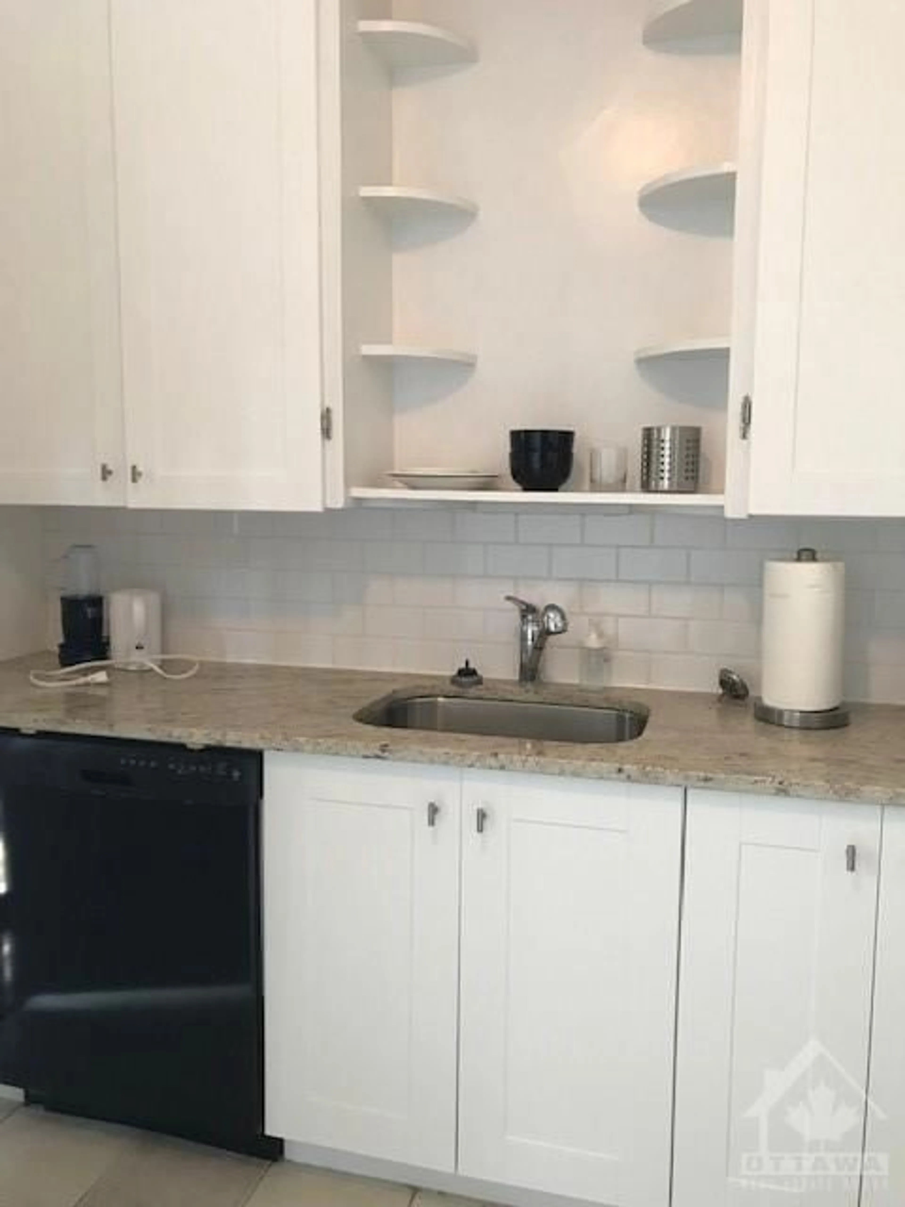 Standard kitchen for 28 SWEETLAND Ave, Ottawa Ontario K1N 7T6