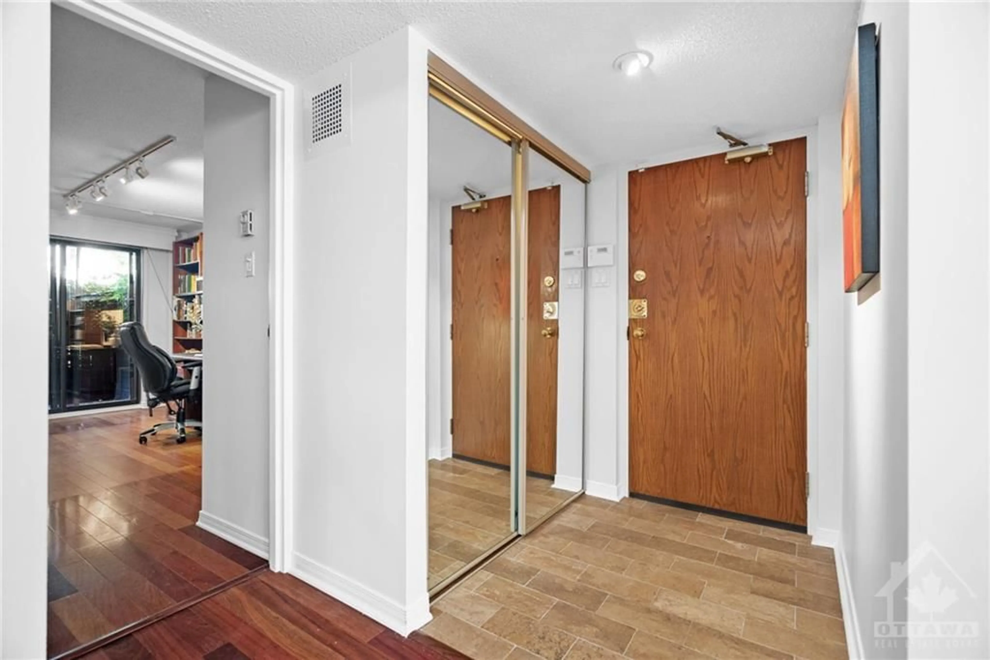 Indoor foyer, wood floors for 140 RIDEAU Terr #2, Ottawa Ontario K1M 0Z2