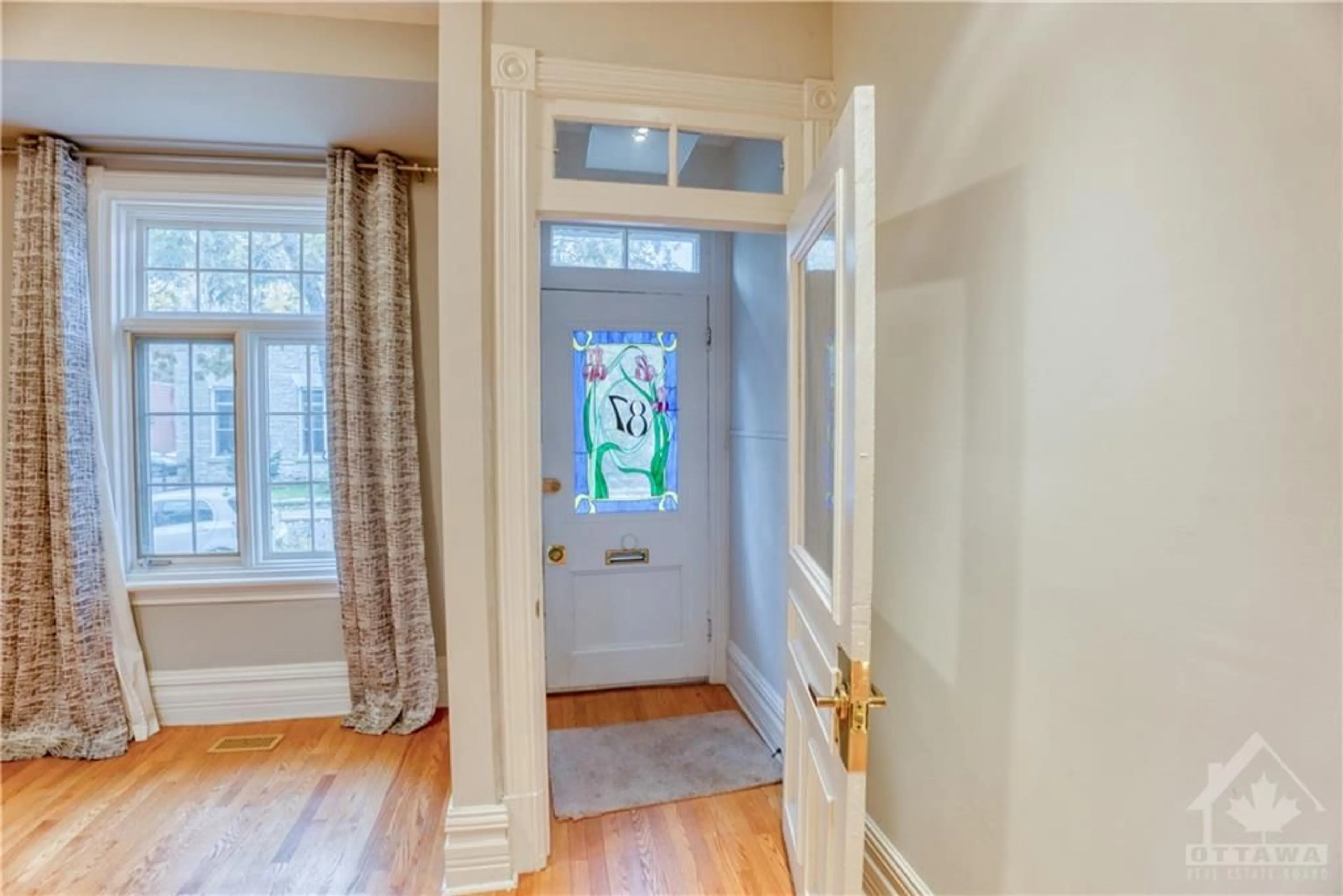 Indoor entryway, wood floors for 87 GUIGUES Ave, Ottawa Ontario K1N 5H8