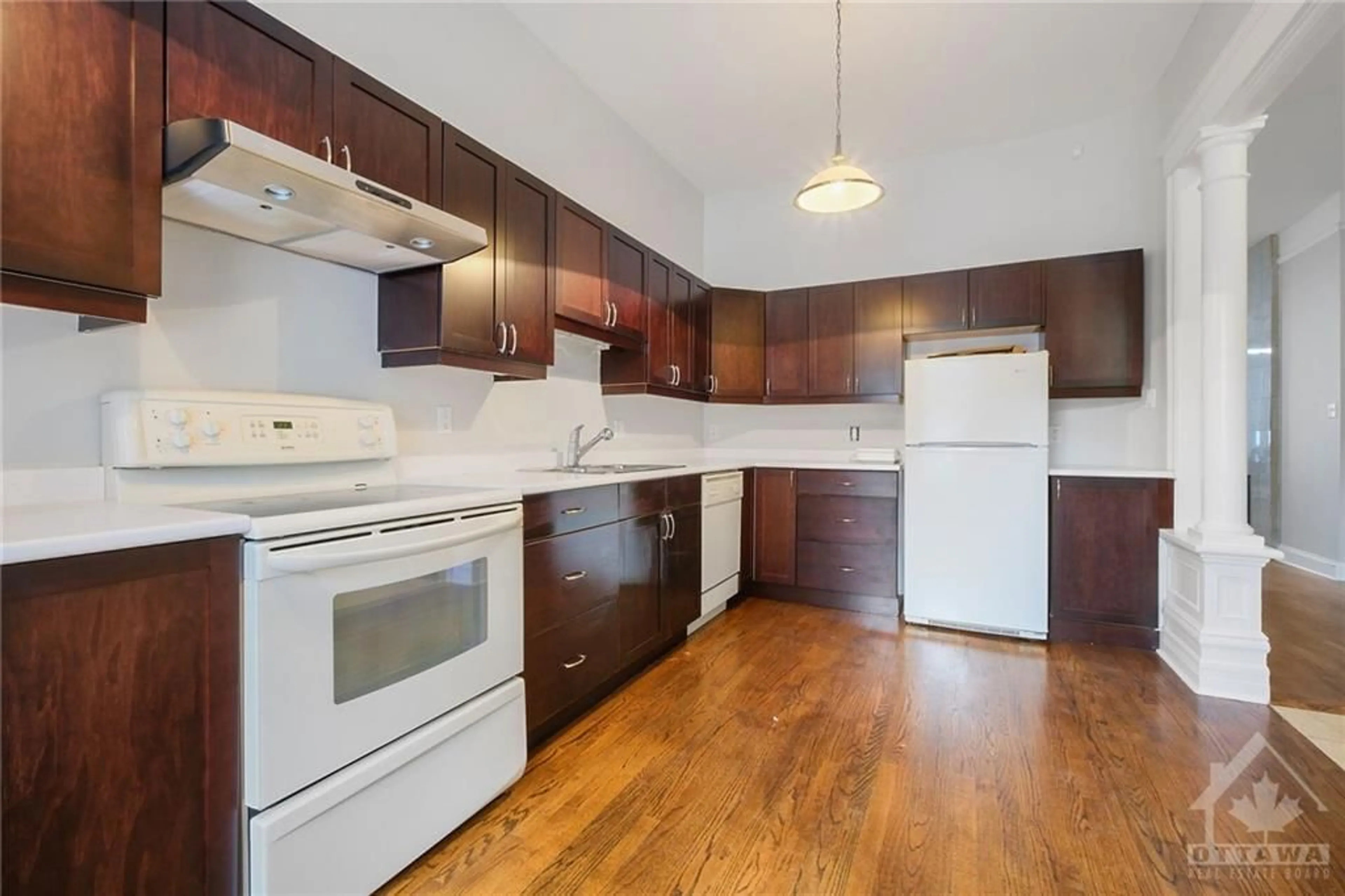 Standard kitchen, wood floors, cottage for 121-123 YORK St, Ottawa Ontario K1N 5T4