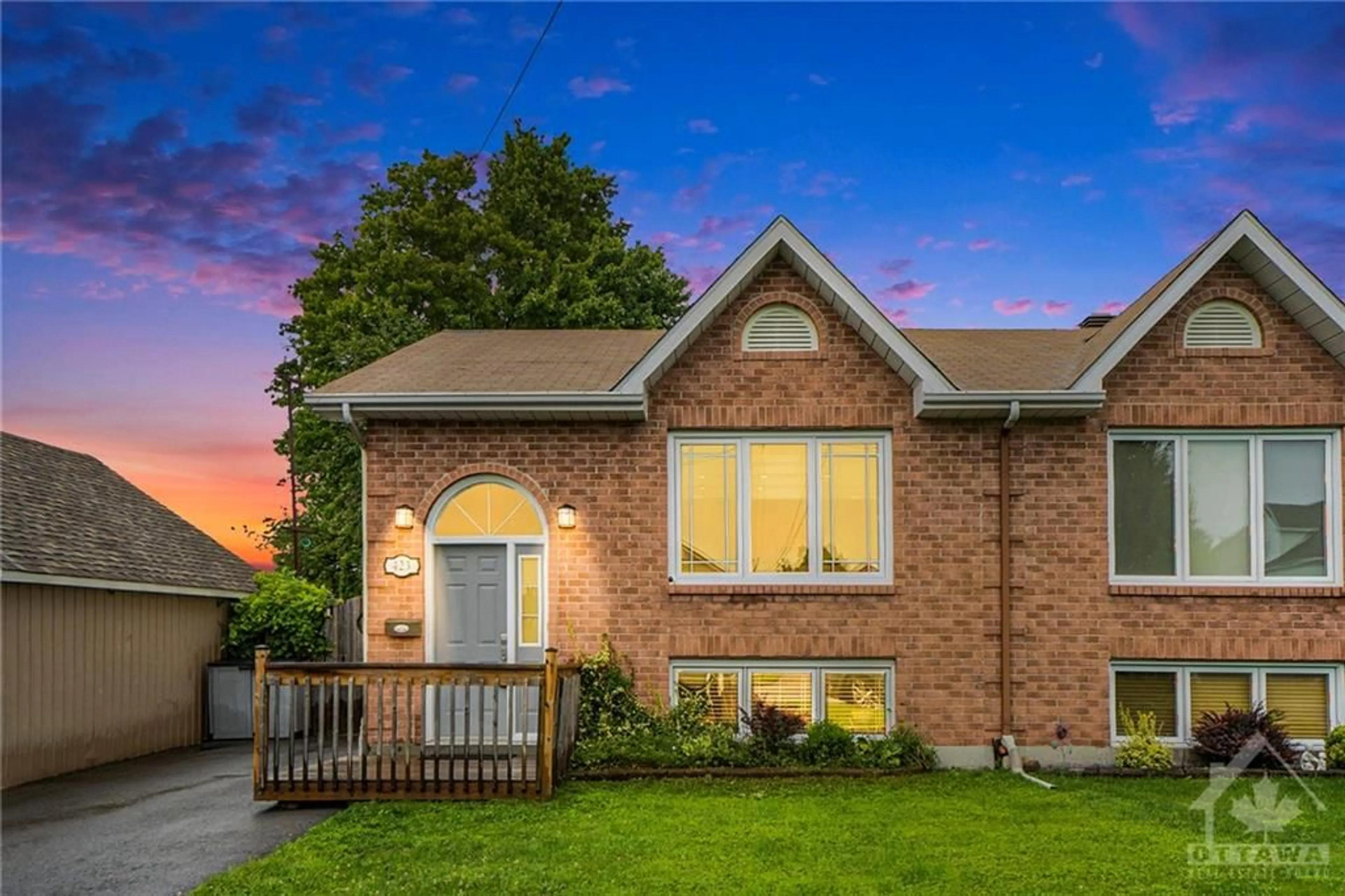 A pic from exterior of the house or condo, the fenced backyard for 423 CARLETON St, Cornwall Ontario K6H 4X9