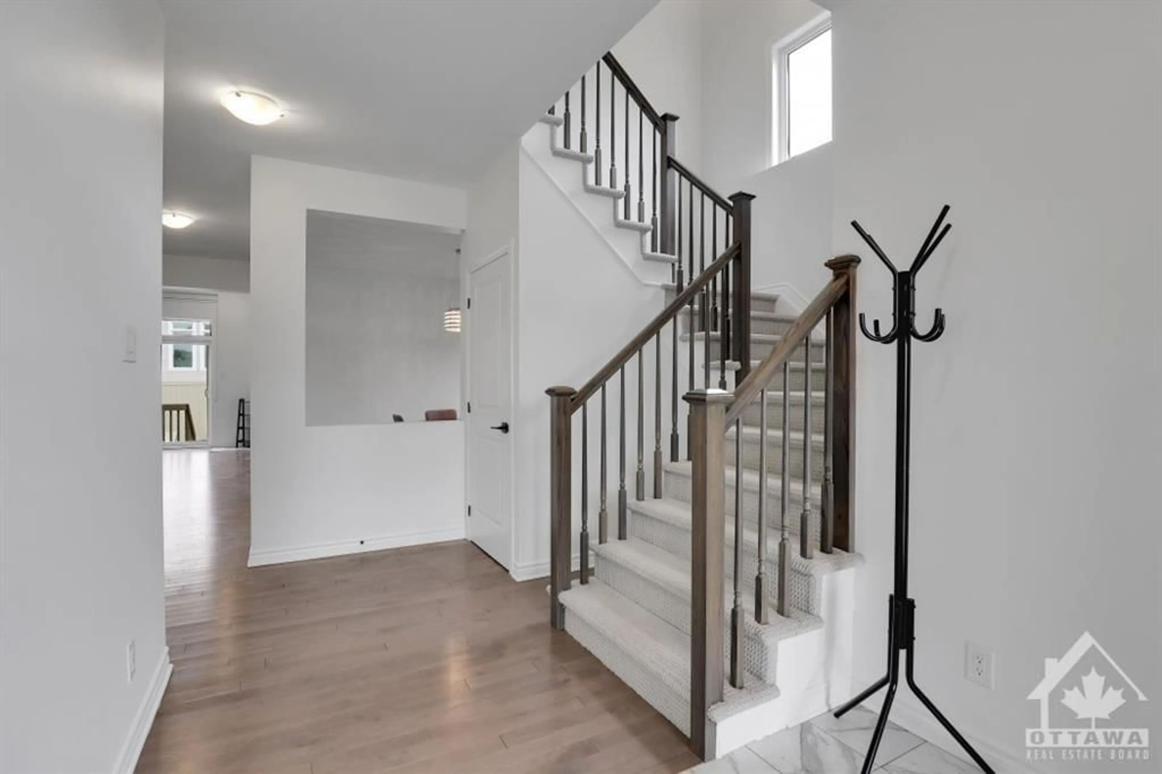 Indoor entryway, wood floors for 4527 KELLY FARM Dr, Ottawa Ontario K1X 0E7