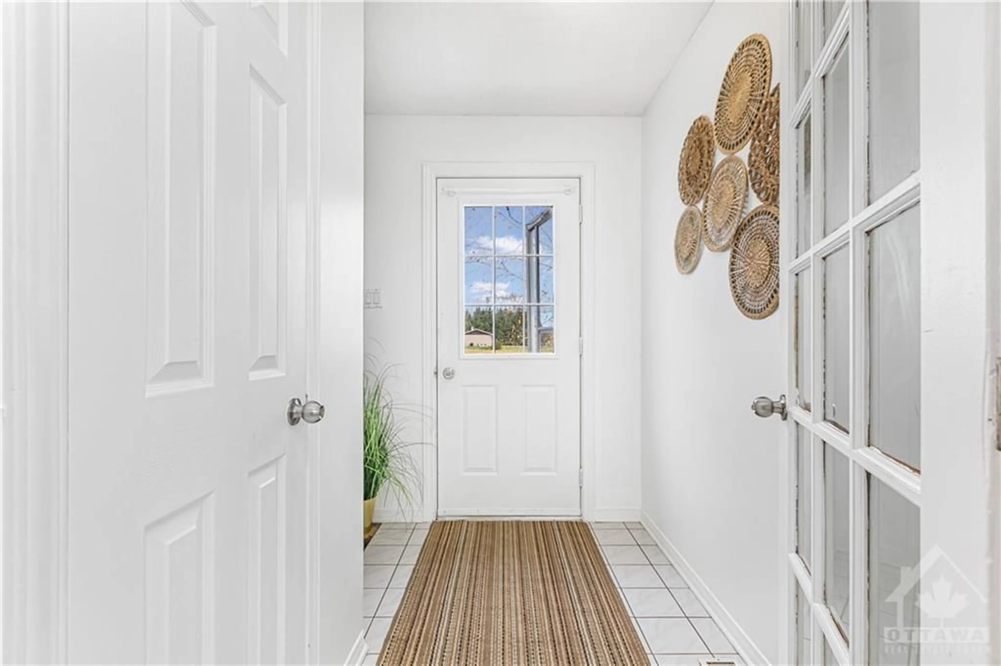 Indoor entryway, wood floors for 4775 THUNDER Rd, Ottawa Ontario K0A 1K0