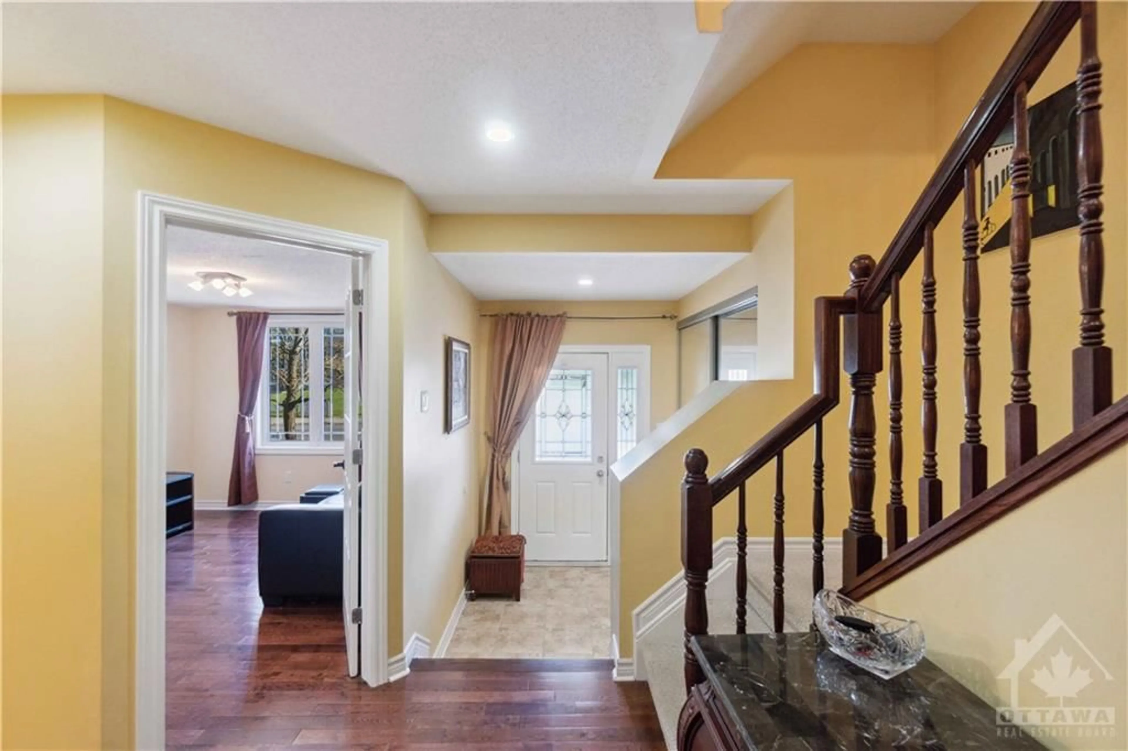 Indoor entryway, wood floors for 120C CENTREPOINTE Dr, Ottawa Ontario K2G 6B1