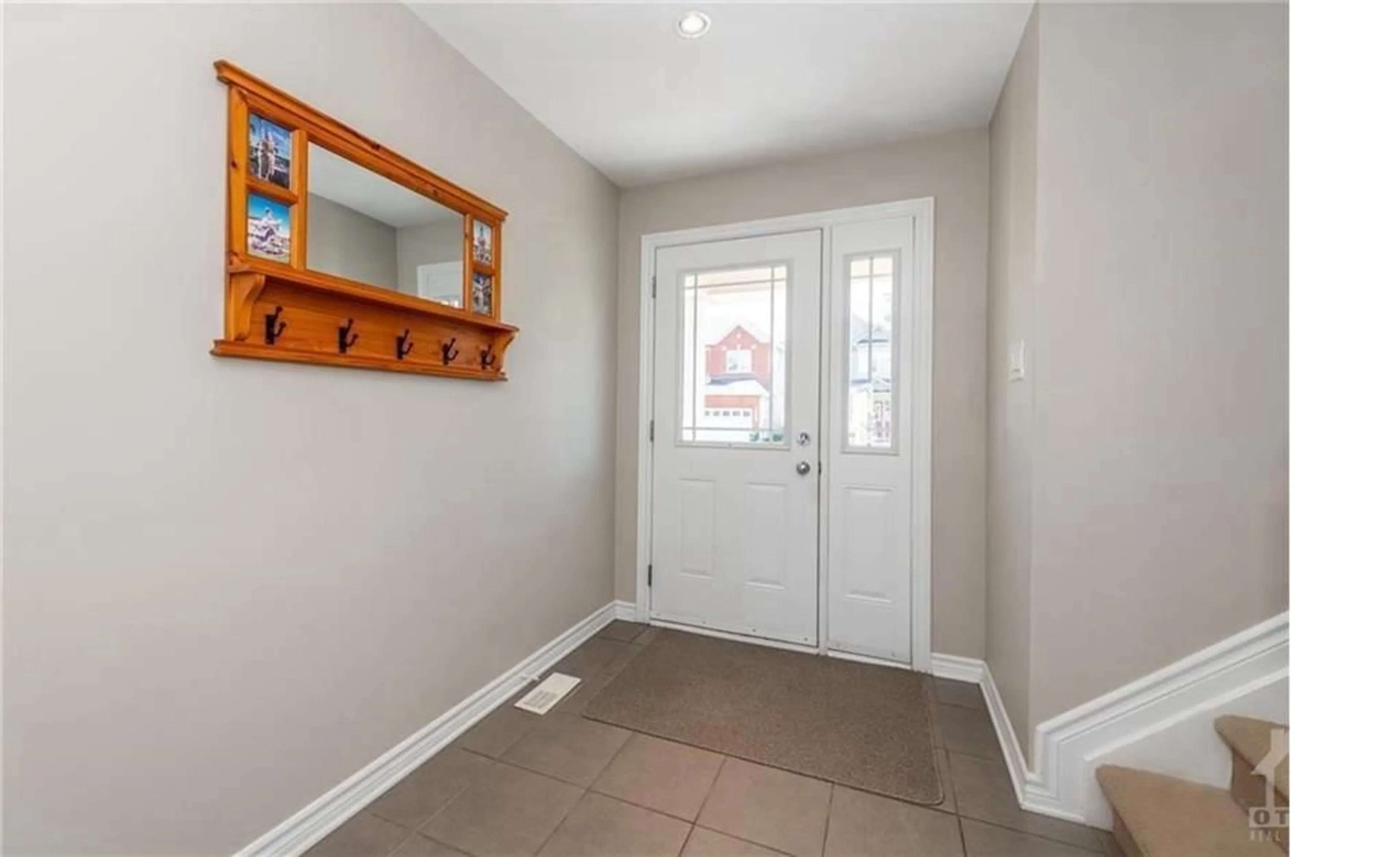 Indoor entryway, wood floors for 113 GLENDORE St, Ottawa Ontario K2J 0N1