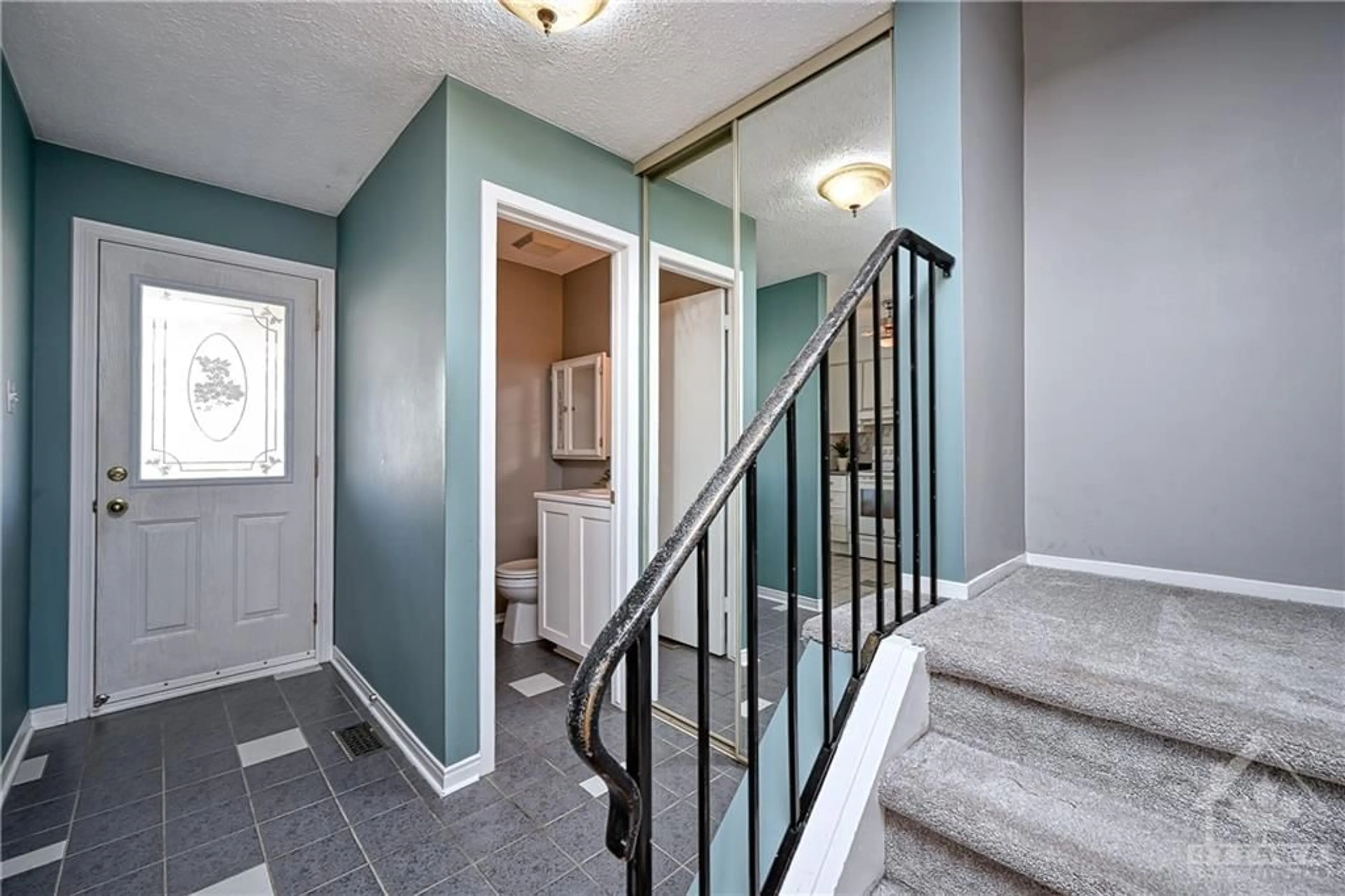 Indoor entryway, wood floors for 1773 STONEHENGE Cres, Ottawa Ontario K1B 5K3