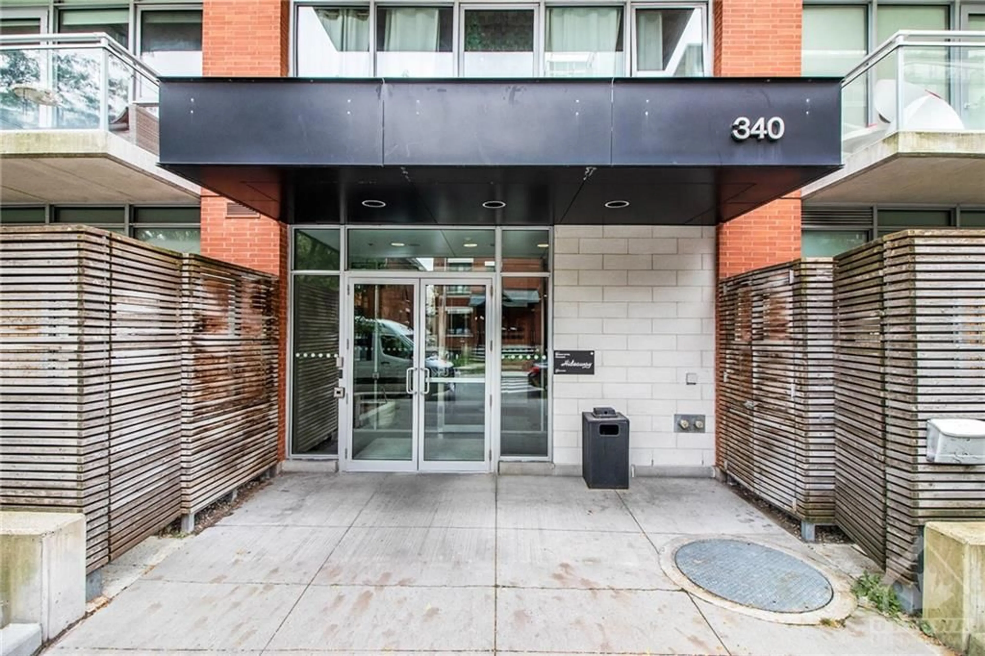 Indoor foyer for 340 MCLEOD St #641, Ottawa Ontario K2P 1A4