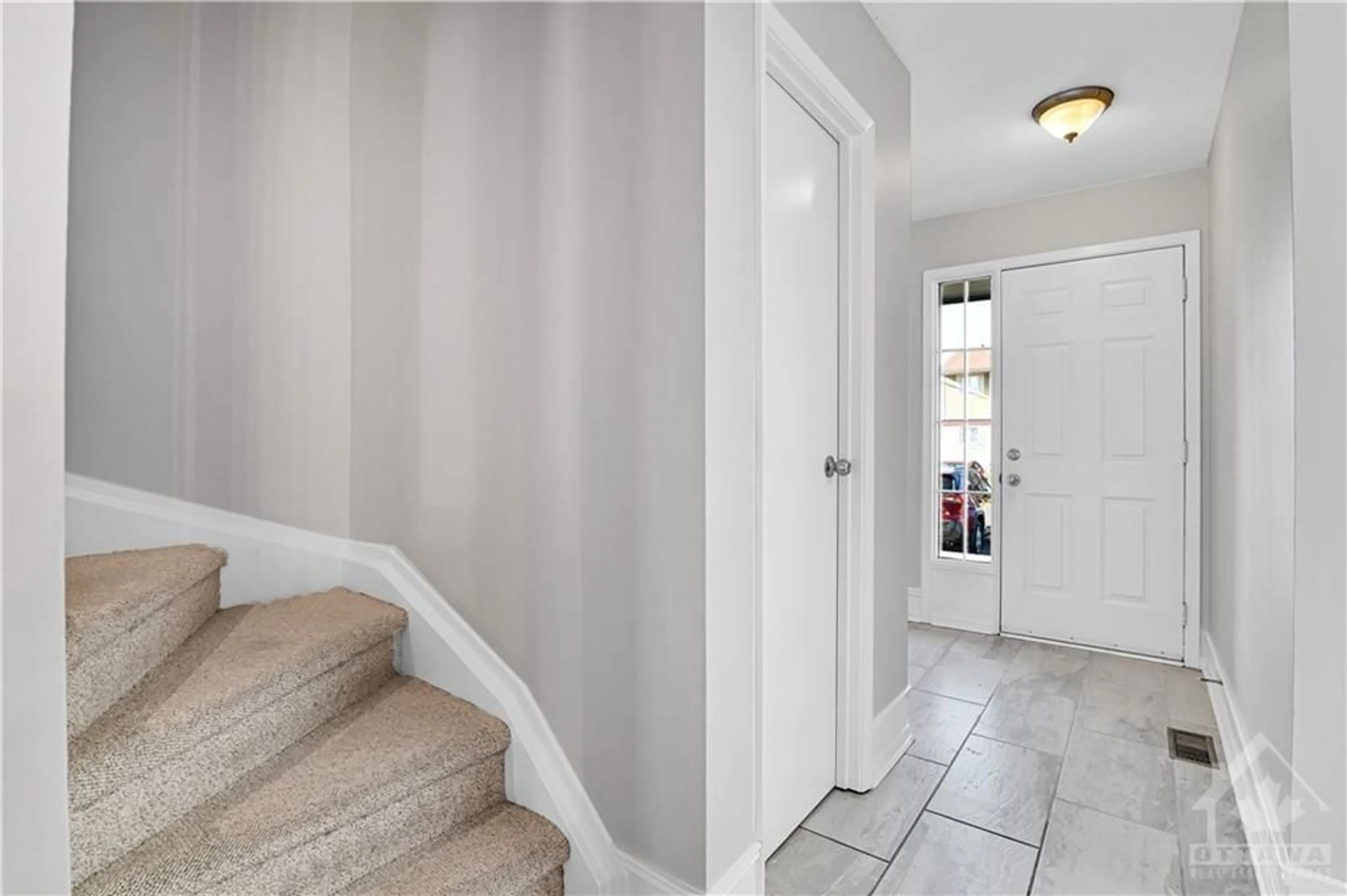 Indoor entryway, cement floor for 1780 STONEHENGE Cres, Ottawa Ontario K1B 4Z9