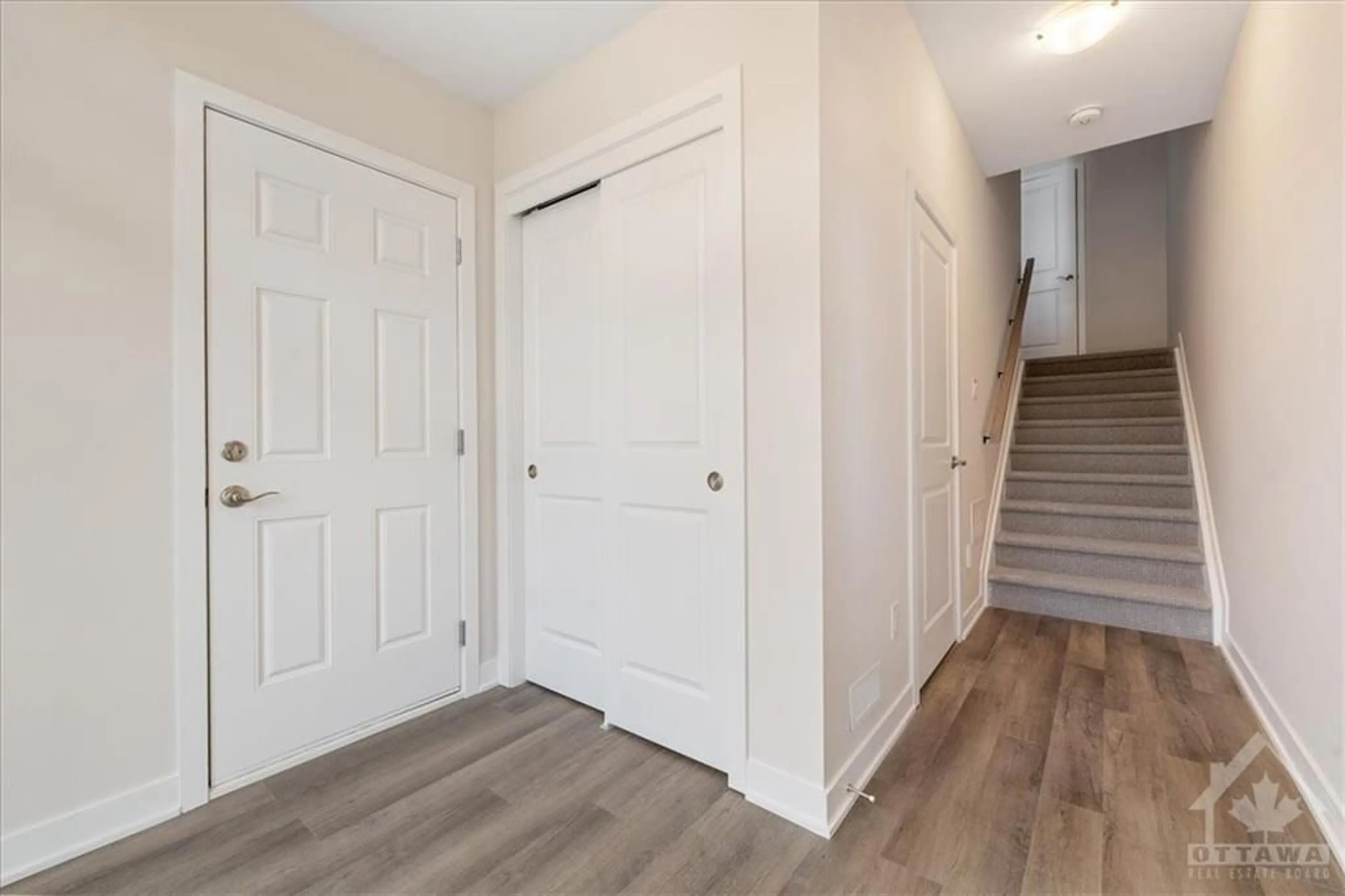 Indoor entryway, wood floors for 509 LOURMARIN Pvt, Orleans Ontario K4A 5L6