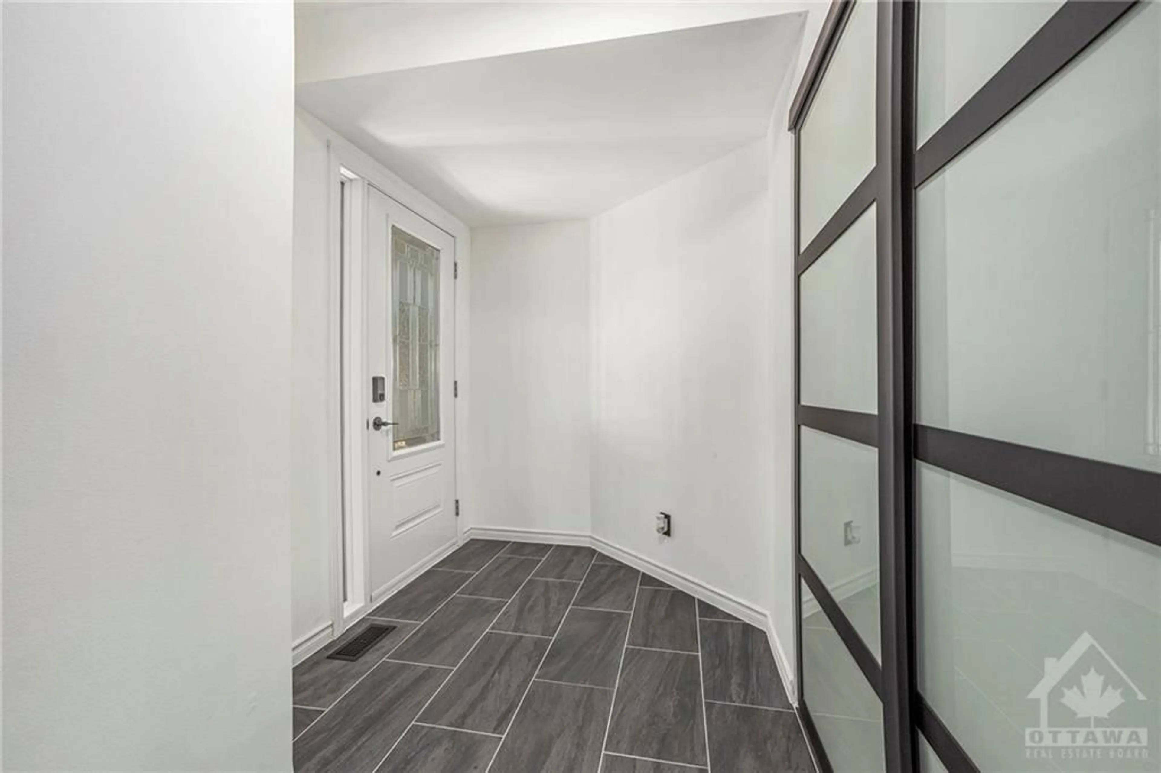 Indoor entryway, cement floor for 33 BRIDLE PARK Dr, Ottawa Ontario K2M 2E2