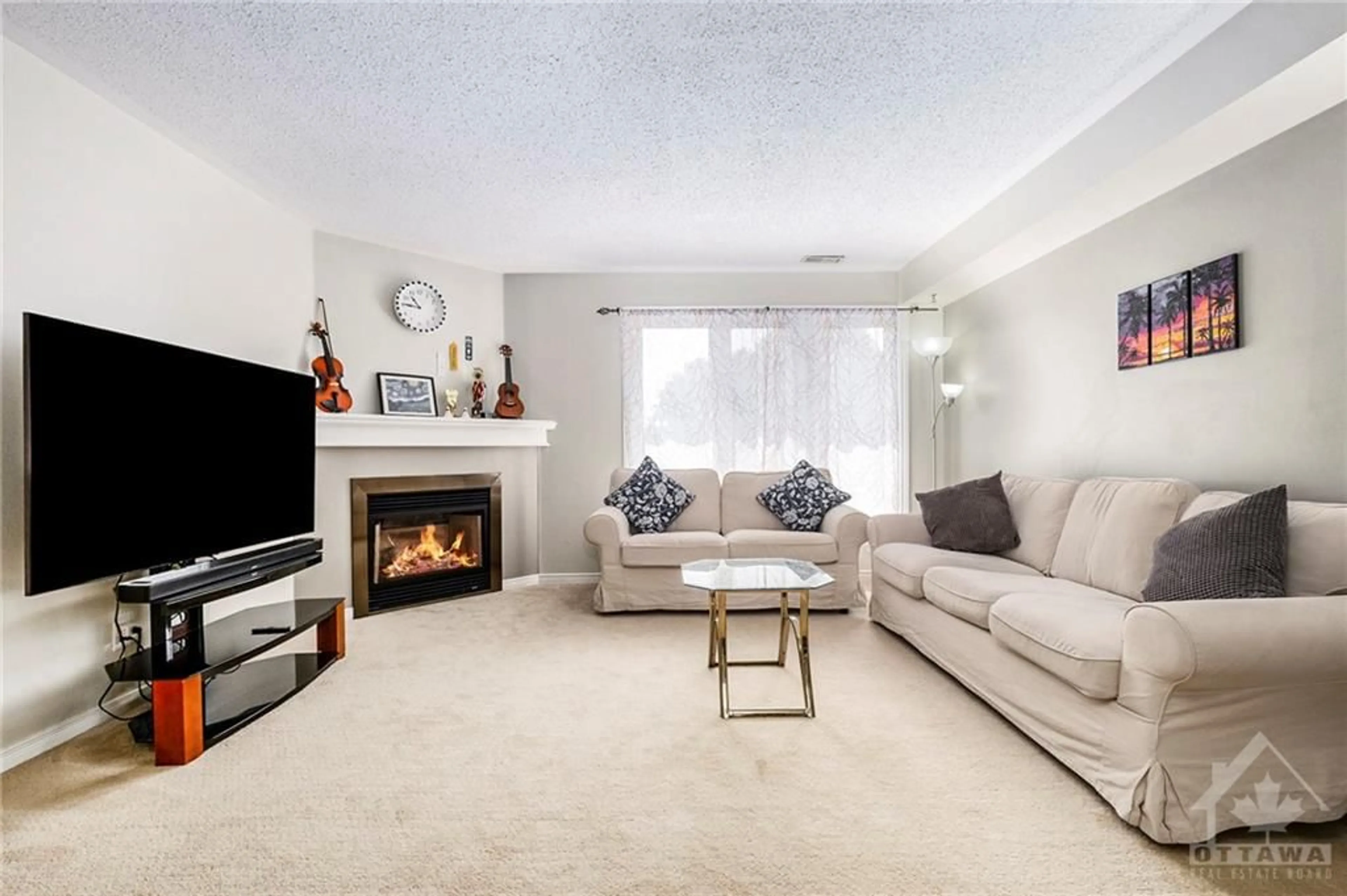 Living room, carpet floors for 1672 LOCKSLEY Lane, Ottawa Ontario K1J 1B6